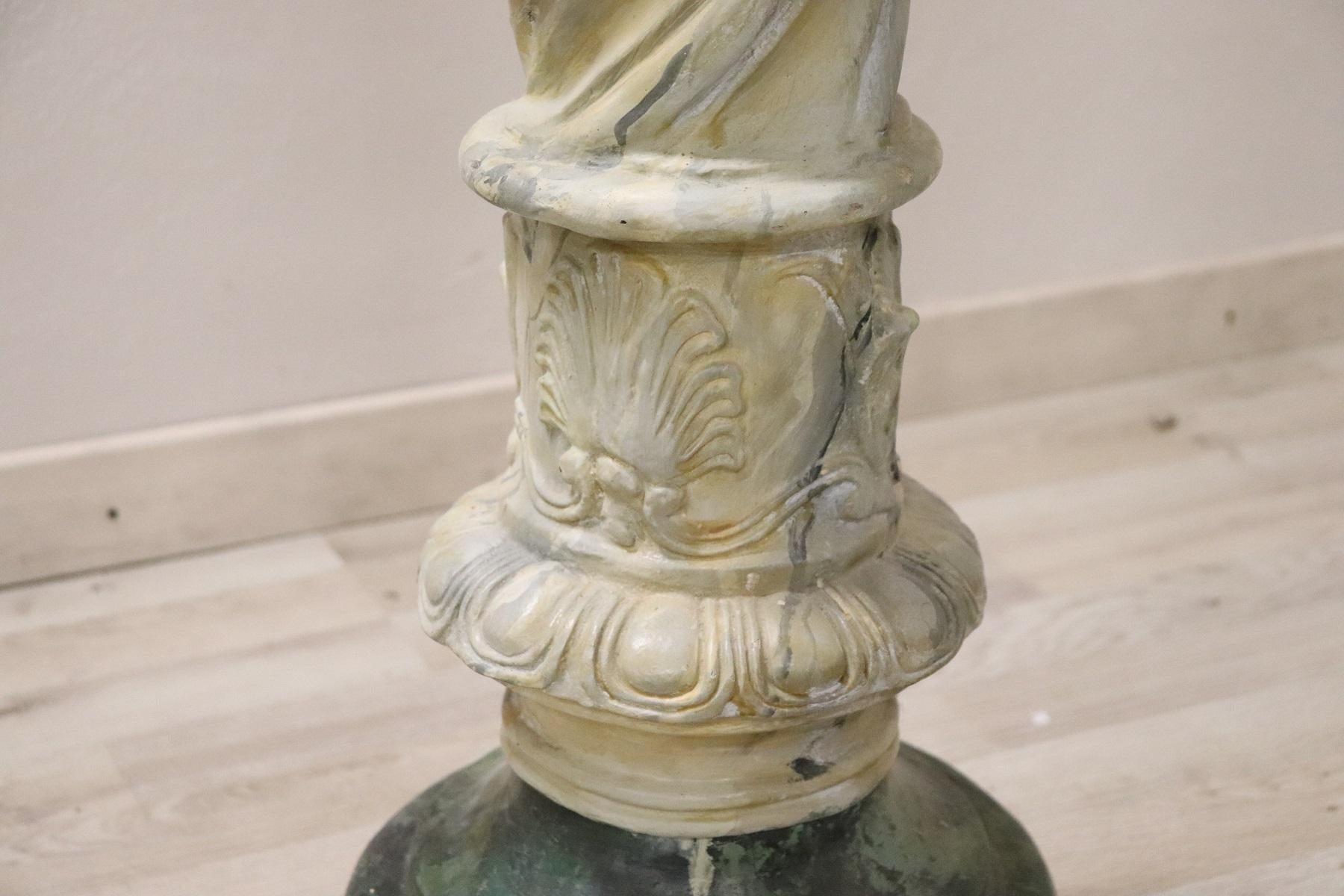 Italienische Säule aus geschnitzter und bemalter Terrakotta aus dem frühen 20. Jahrhundert im Zustand „Gut“ im Angebot in Casale Monferrato, IT