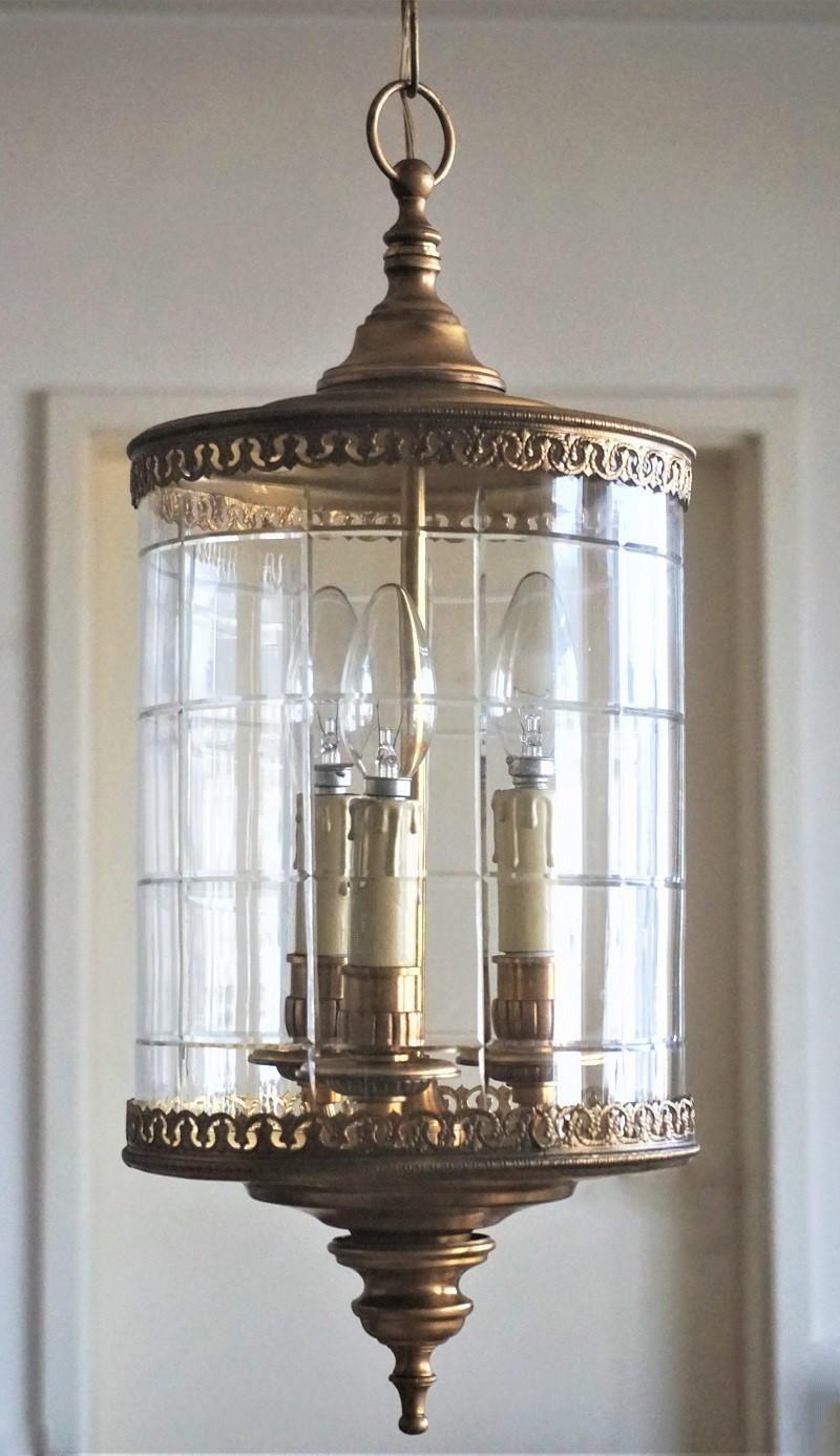 Cylinder shaped lantern cut glass and burnished brass with three-bulb candelabra cluster, Italy, 1920-1930
Three E14 light bulb sockets
Measures:
Height with chain and canopy: 50 inch (130 cm) - variable
Height without chain and canopy: 21.25 inch