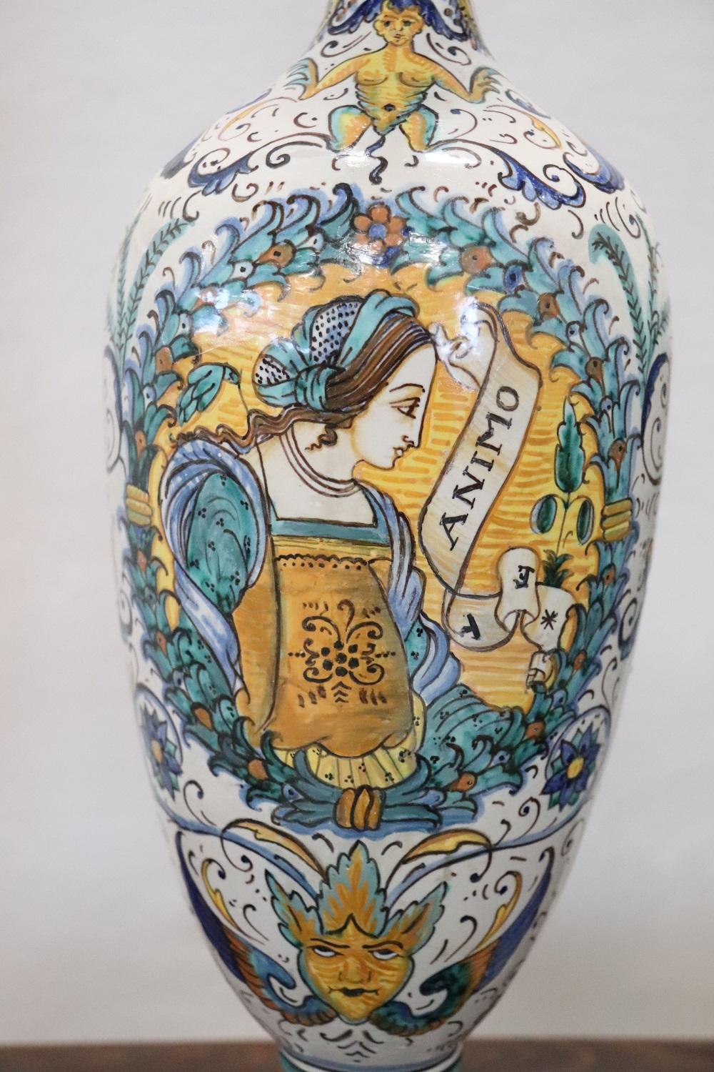 Set von 2 italienischen Deruta-Keramik-Amphoren aus dem frühen 20. Jahrhundert (Handbemalt) im Angebot