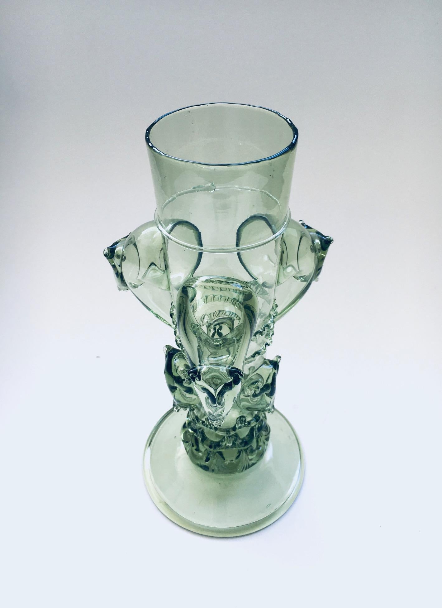 Aufwändige Kunstglasvase aus italienischem Design des frühen 20. Jahrhunderts (Italienisch) im Angebot