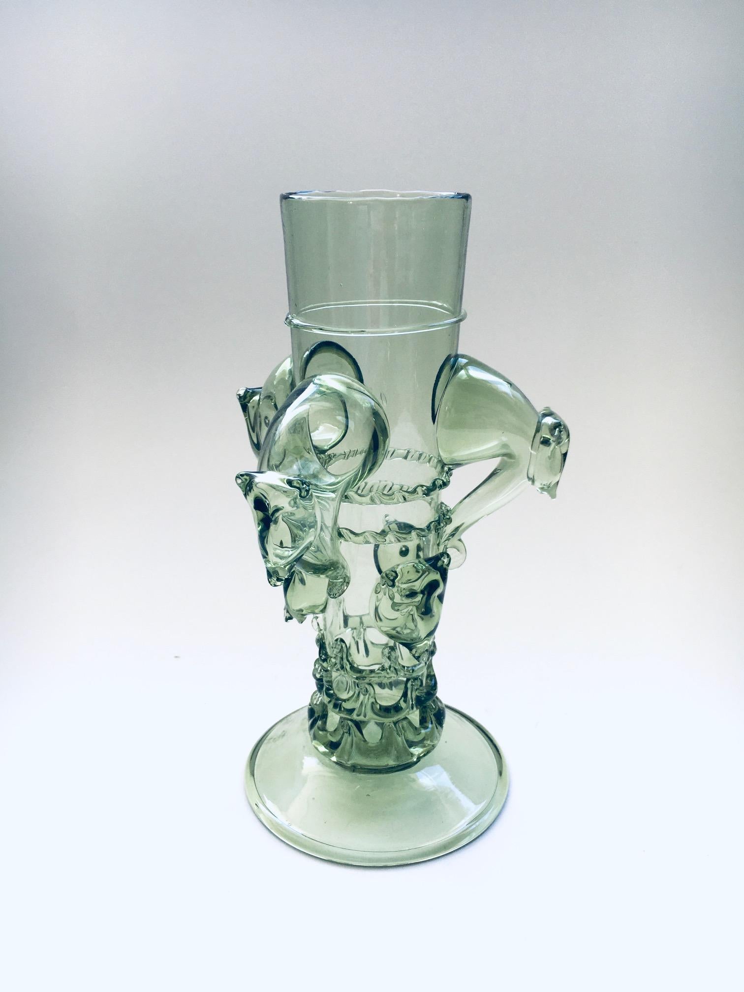 Aufwändige Kunstglasvase aus italienischem Design des frühen 20. Jahrhunderts (Glas) im Angebot