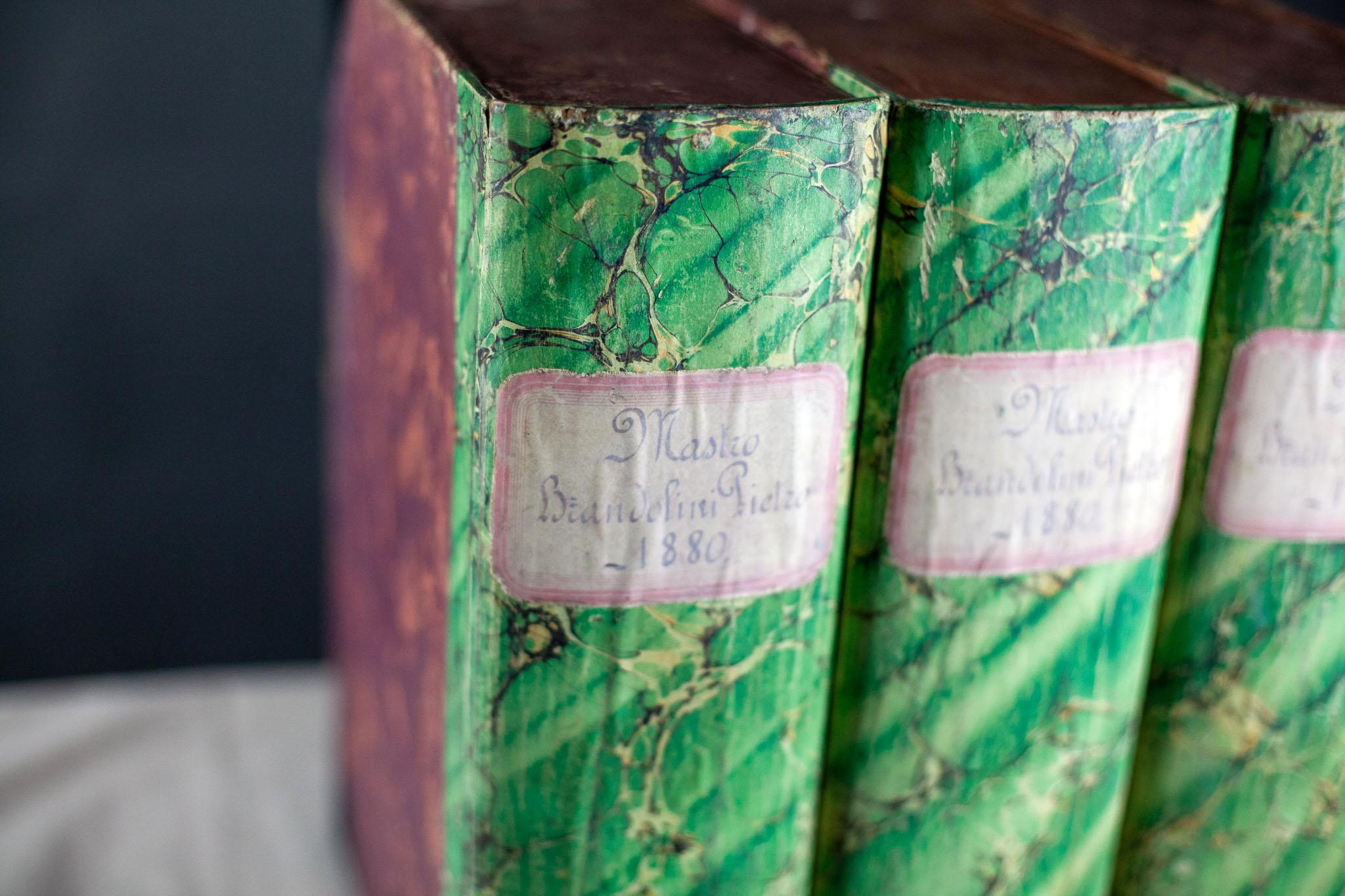 In den frühen 1900er Jahren wurden Dokumentenboxen in Form von Büchern oder Büchern immer beliebter. Aus Holz oder der immer beliebter werdenden Pappe gefertigt, waren sie eine clevere und stilvolle Art, Dokumente oder verborgene Schätze in Büros