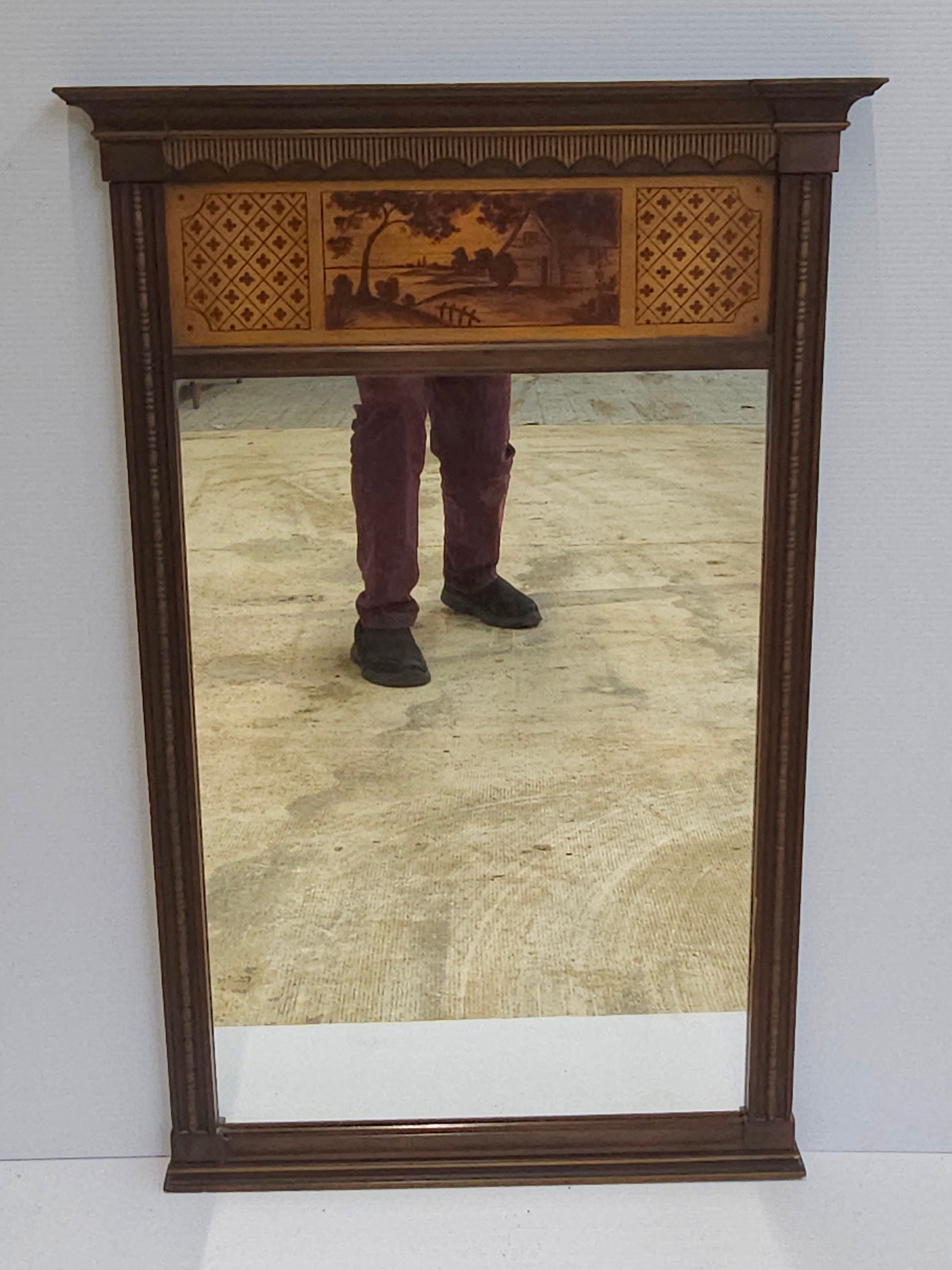 Un Italien  Miroir Trumeau antique Florentinoe, datant probablement de plus de 100 ans.
Le miroir présente un design traditionnel avec un panneau décoratif en bois peint en haut dans le style Florentine. 
Fabriqué en bois d'acajou avec une finition