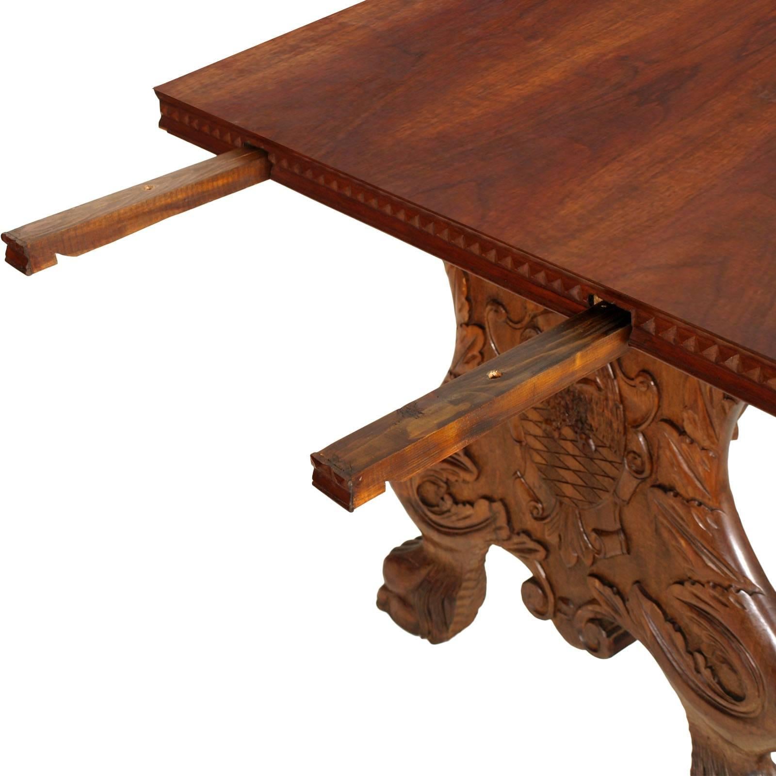 Early 20th Century Tuscany Carved Extendable Walnut Table by Michele Bonciani In Good Condition For Sale In Vigonza, Padua