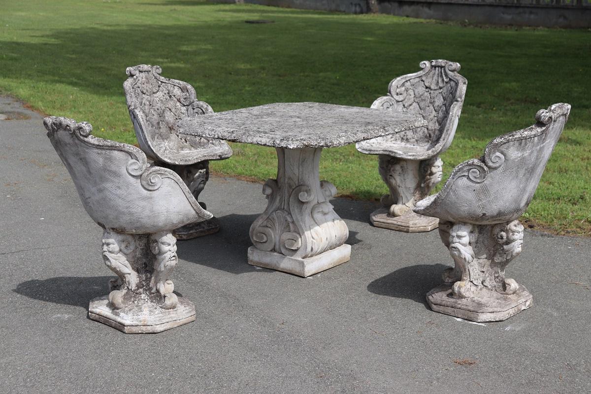 Schöne raffinierte itlianische Gartenanlage circa 1920er Jahre Hauptmaterial Stein gemischt mit Kies und Zement.  quadratischem Tisch und vier Sesseln. Ein majestätisches Set mit besonderen dekorativen Elementen. Die Sessel haben eine umhüllende