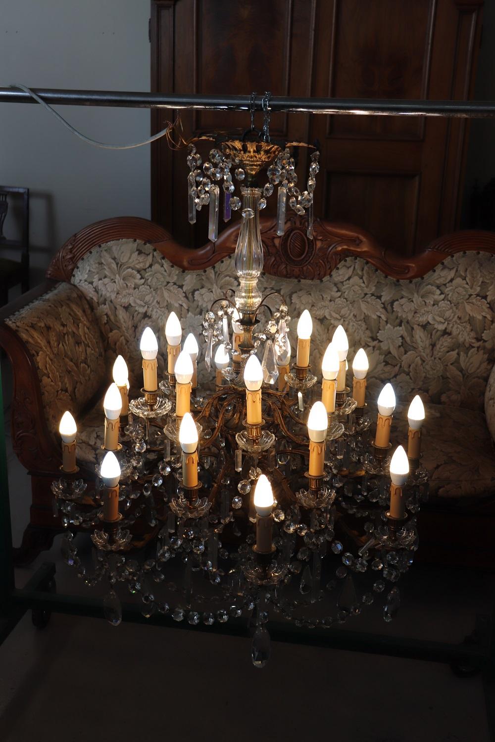 Early 20th Century Italian Gilded Bronze and Crystal Large Chandelier, 24 Bulbs In Excellent Condition For Sale In Casale Monferrato, IT