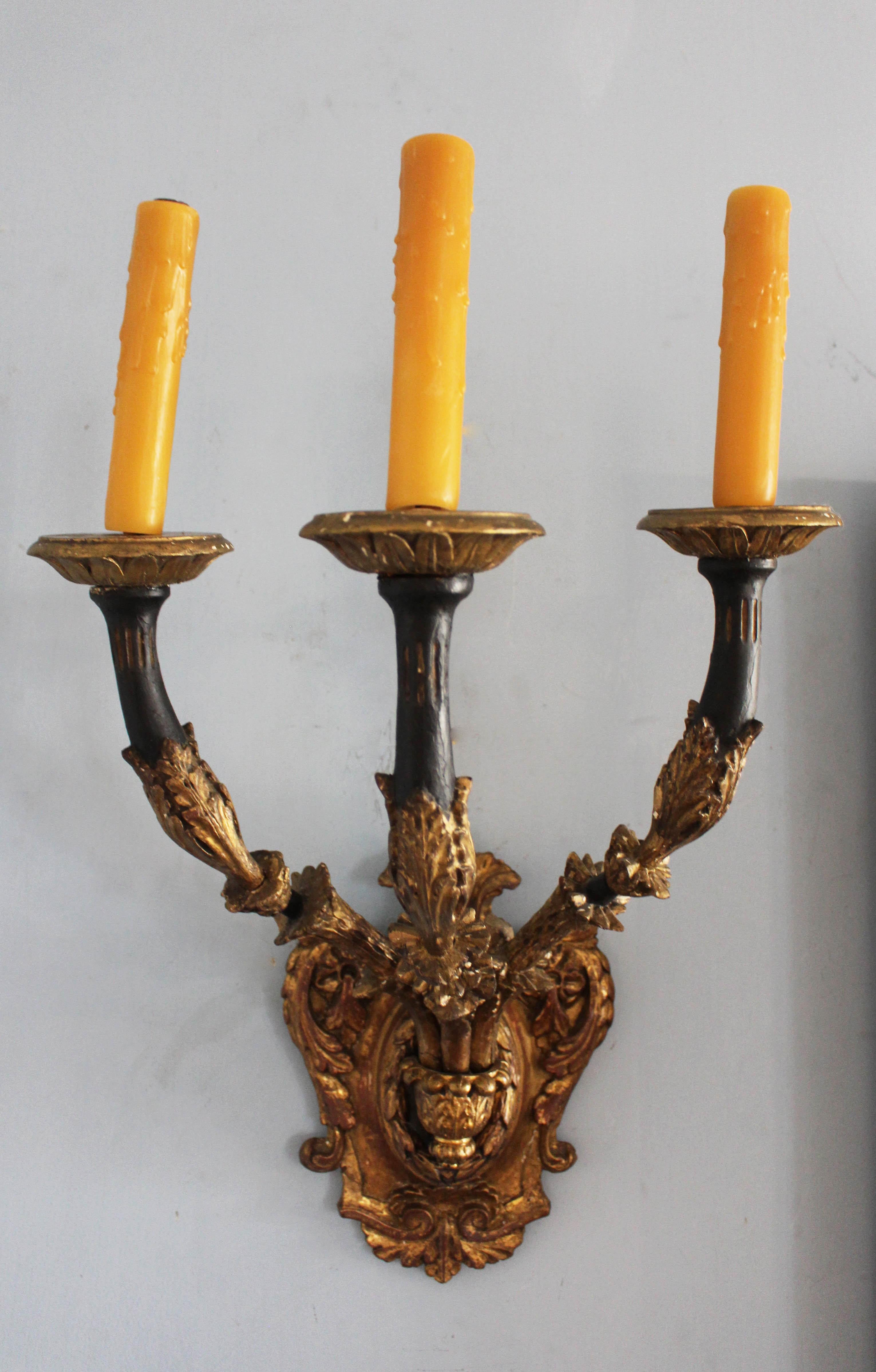 Carved Early 20th Century Italian Gilt and Ebonized 3-Light Wall Sconces, Pair For Sale