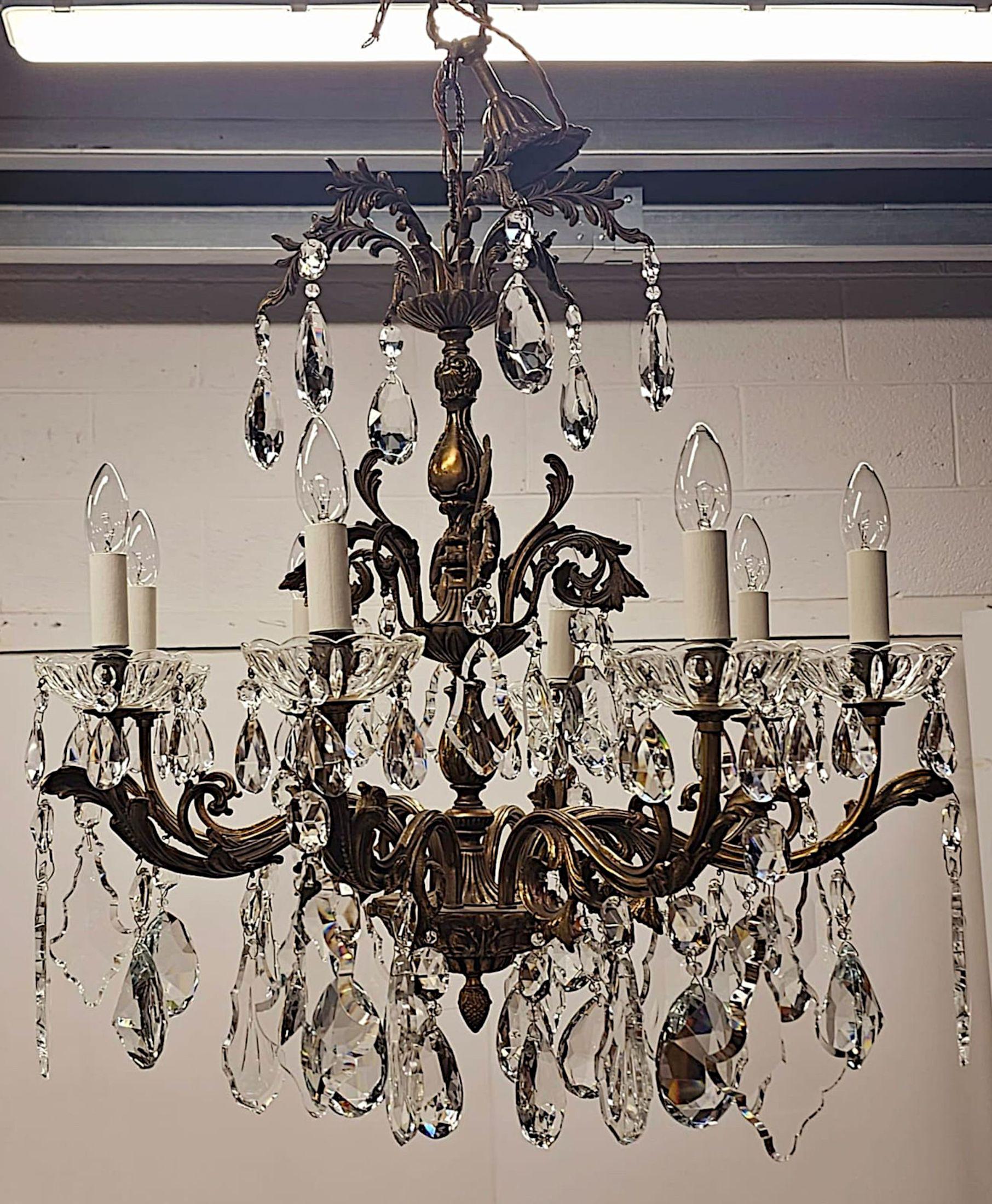 Italiano Lampadario a otto rami in bronzo dorato e cristallo dei primi del Novecento italiano in vendita