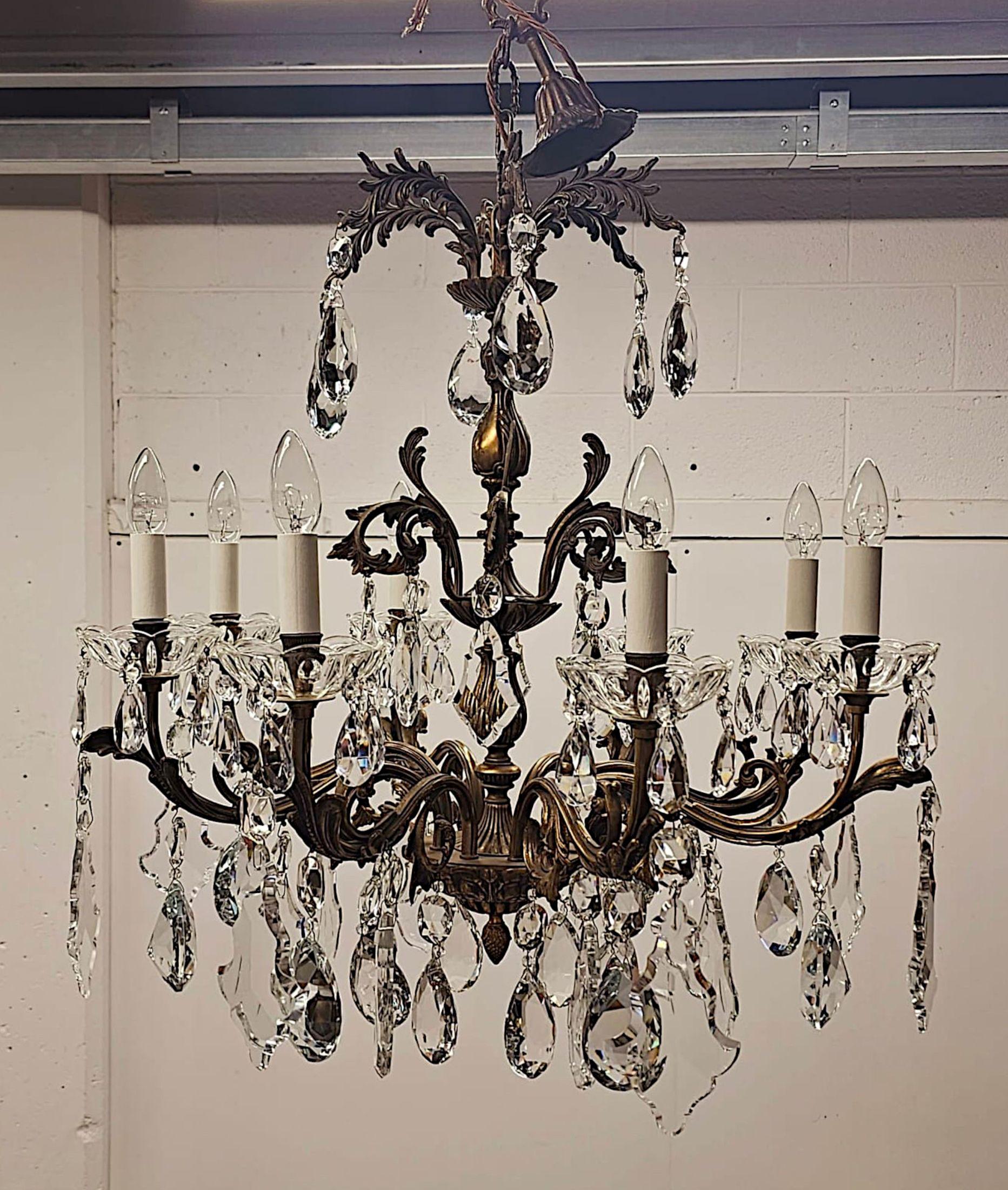 Lampadario a otto rami in bronzo dorato e cristallo dei primi del Novecento italiano In condizioni buone in vendita a Dublin, IE