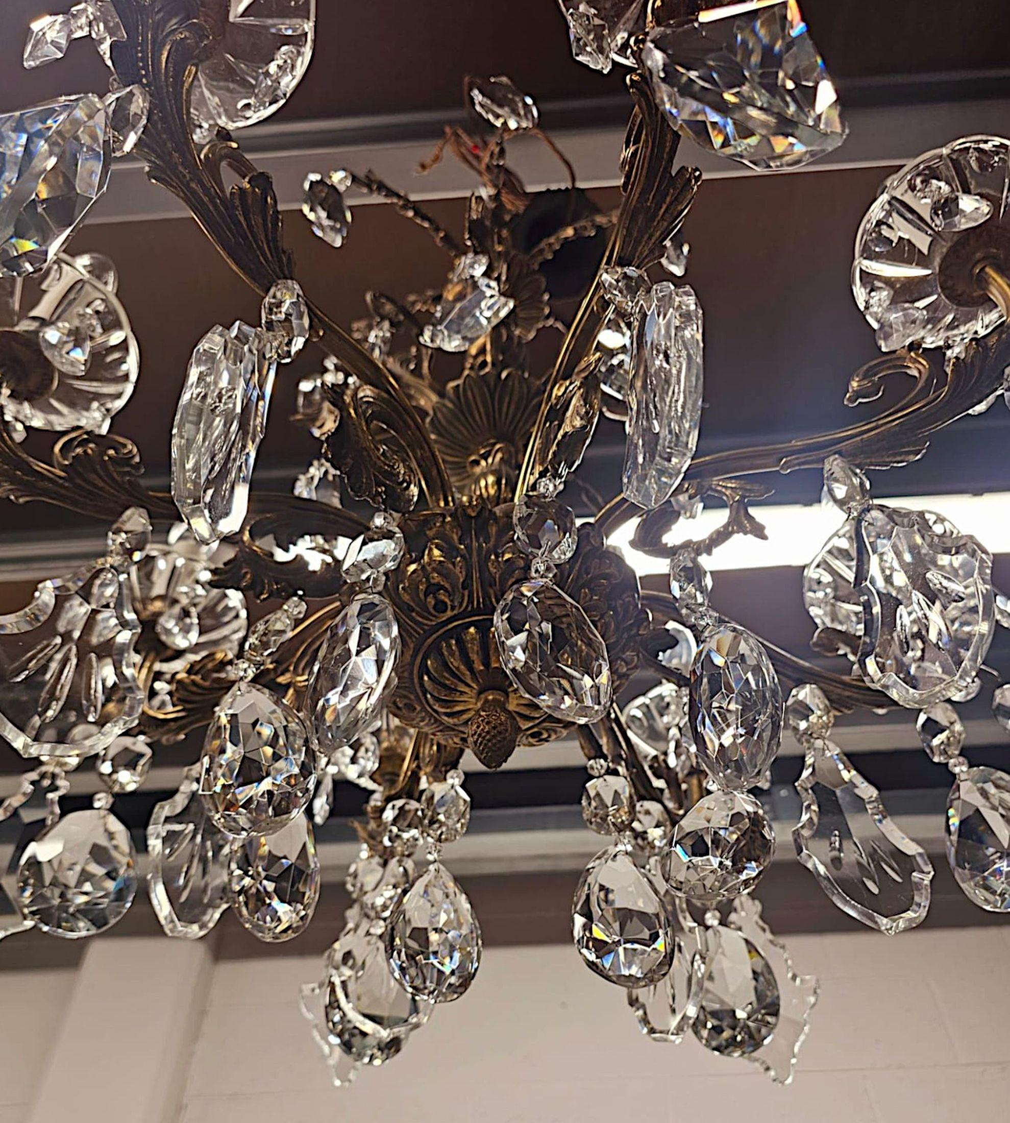 Bronzo Lampadario a otto rami in bronzo dorato e cristallo dei primi del Novecento italiano in vendita