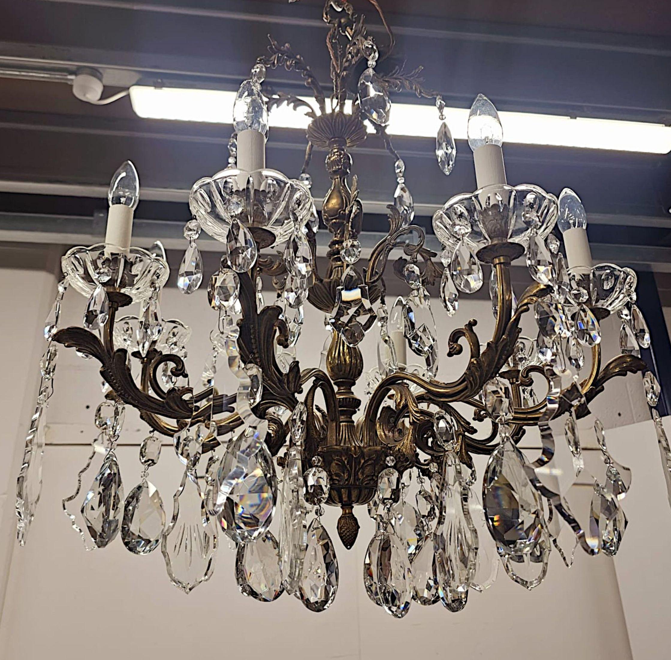 Lampadario a otto rami in bronzo dorato e cristallo dei primi del Novecento italiano in vendita 2