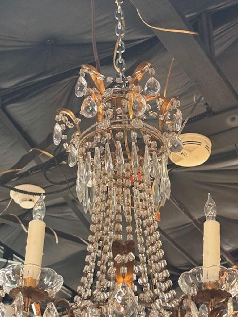 Si tratta di un lampadario in stile impero in tole dorata e cristallo dei primi del Novecento. Con un'eleganza senza tempo e un design intricato, questo pezzo è perfetto per qualsiasi stanza che abbia bisogno di un tocco di raffinatezza. Aggiunge un