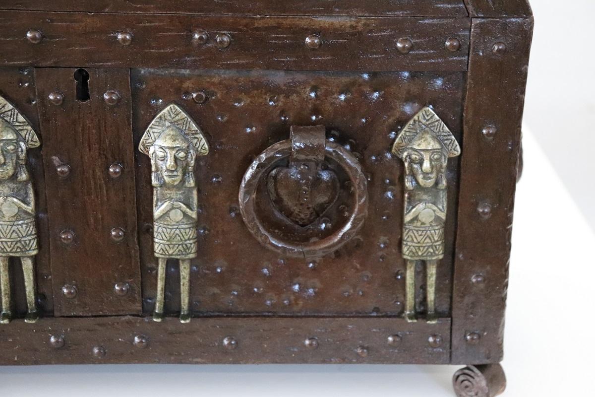 Boîte décorative ou petite malle de style gothique italien du début du 20e siècle en vente 5