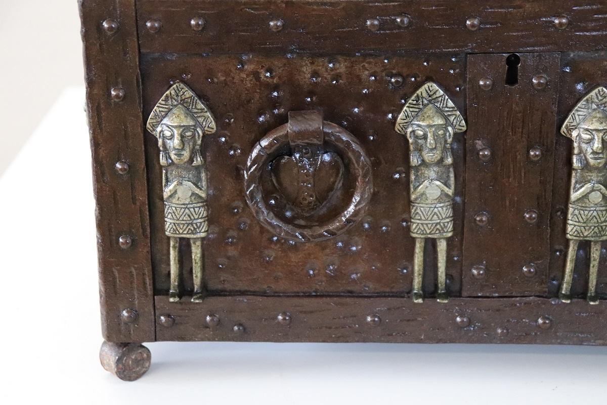 Boîte décorative ou petite malle de style gothique italien du début du 20e siècle en vente 6