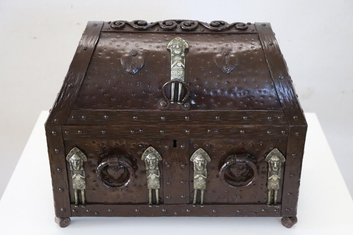 Nous vous présentons cette magnifique et rare petite malle fabriquée au début du 20e siècle.

Entièrement en fer avec des décorations en laiton, cette malle présente un design d'inspiration gothique. Un objet décoratif unique avec un charme antique