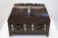 Scatola decorativa o piccolo baule in stile gotico italiano dei primi del Novecento