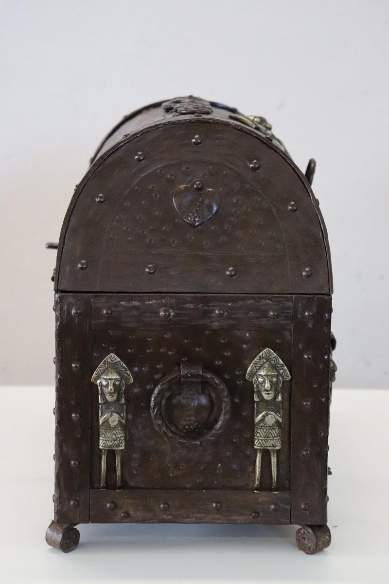 Gothique Boîte décorative ou petite malle de style gothique italien du début du 20e siècle en vente