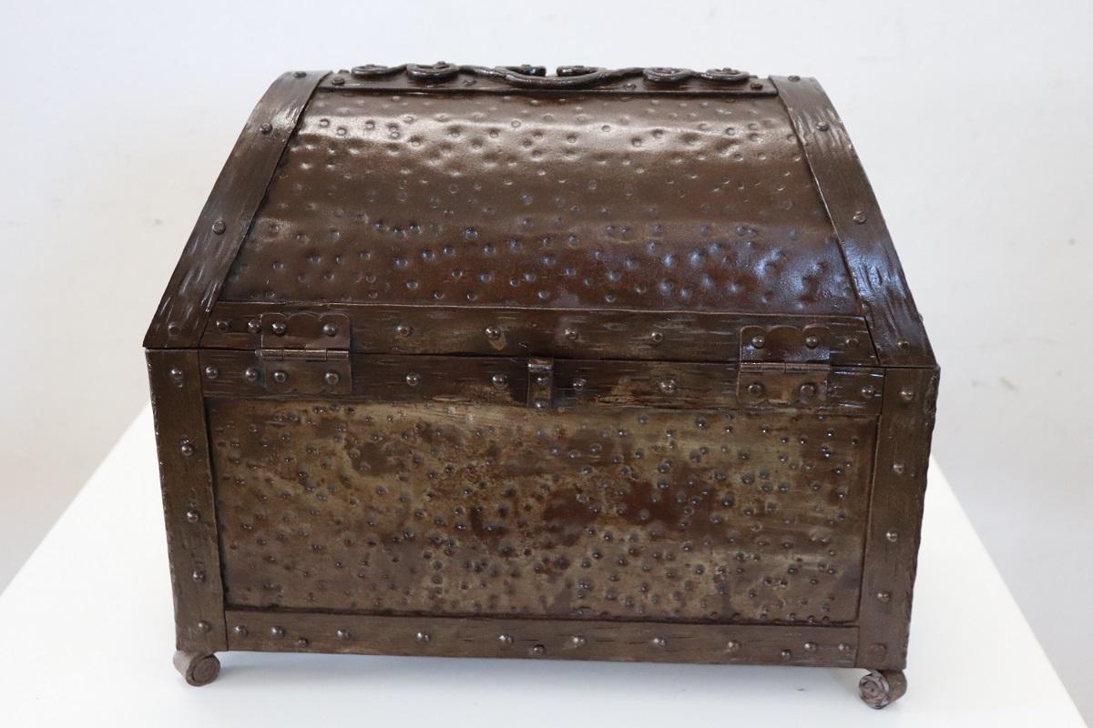 20ième siècle Boîte décorative ou petite malle de style gothique italien du début du 20e siècle en vente
