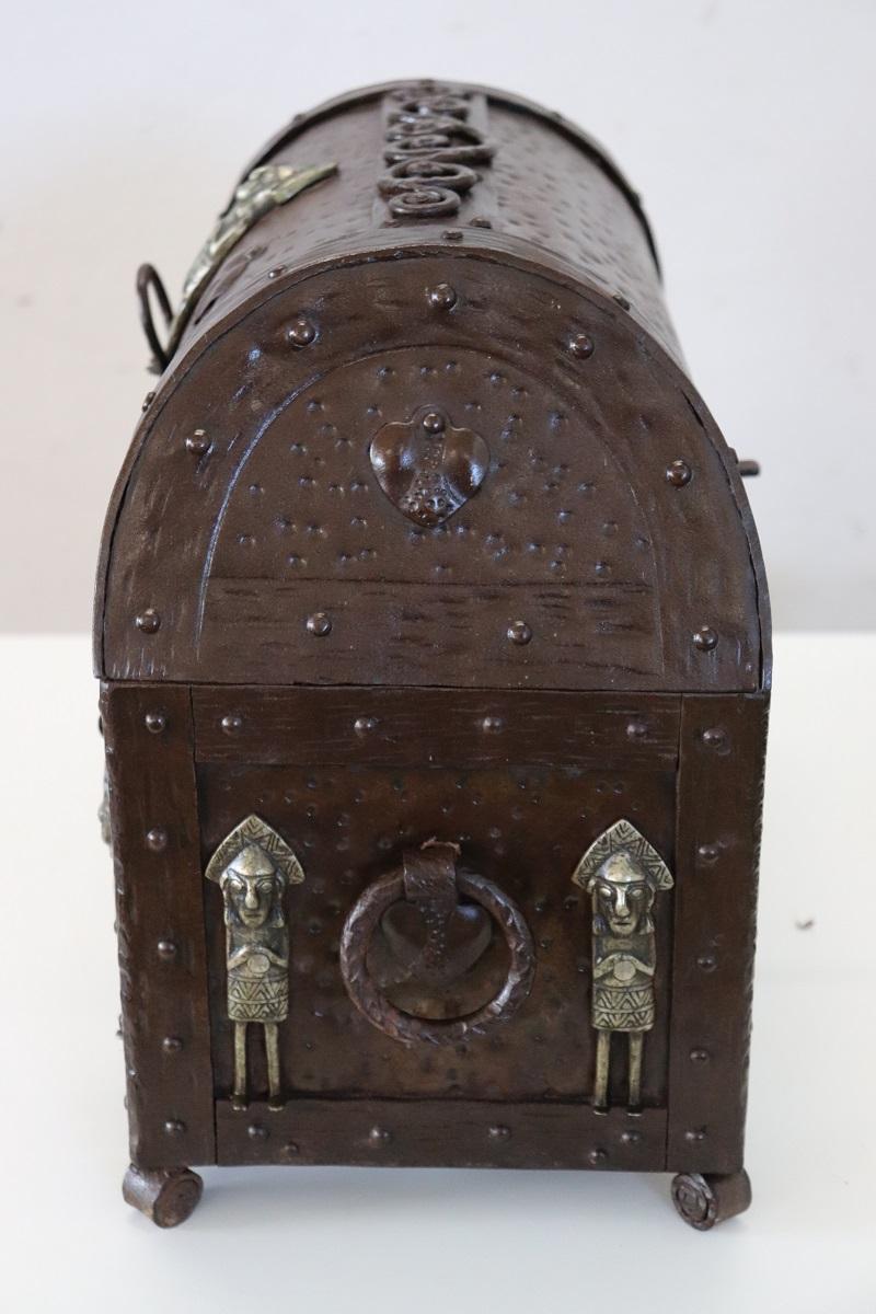 Fer Boîte décorative ou petite malle de style gothique italien du début du 20e siècle en vente