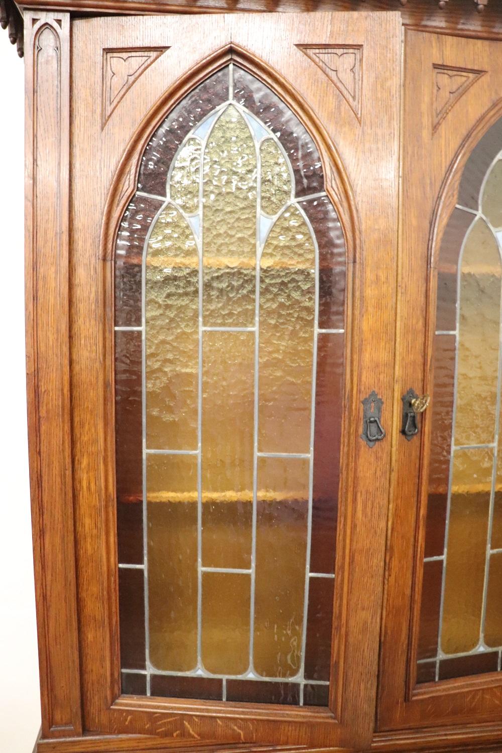 Frühes 20. Jahrhundert Italienische Gotik Massivholzschrank aus Eiche im Angebot 7