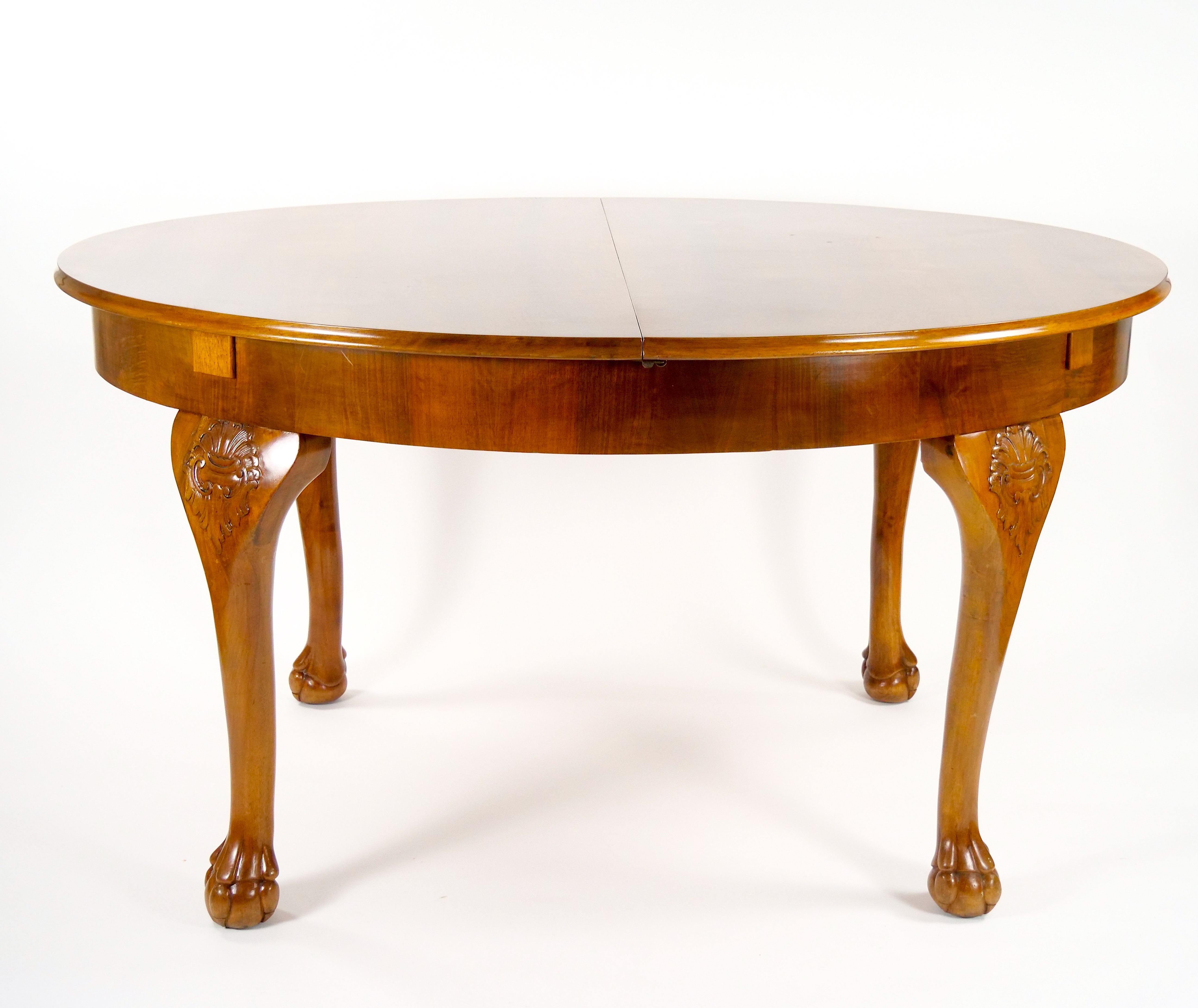 Early 20th Century Italian Hand Carved Walnut Neoclassical Style Dining Table For Sale 8