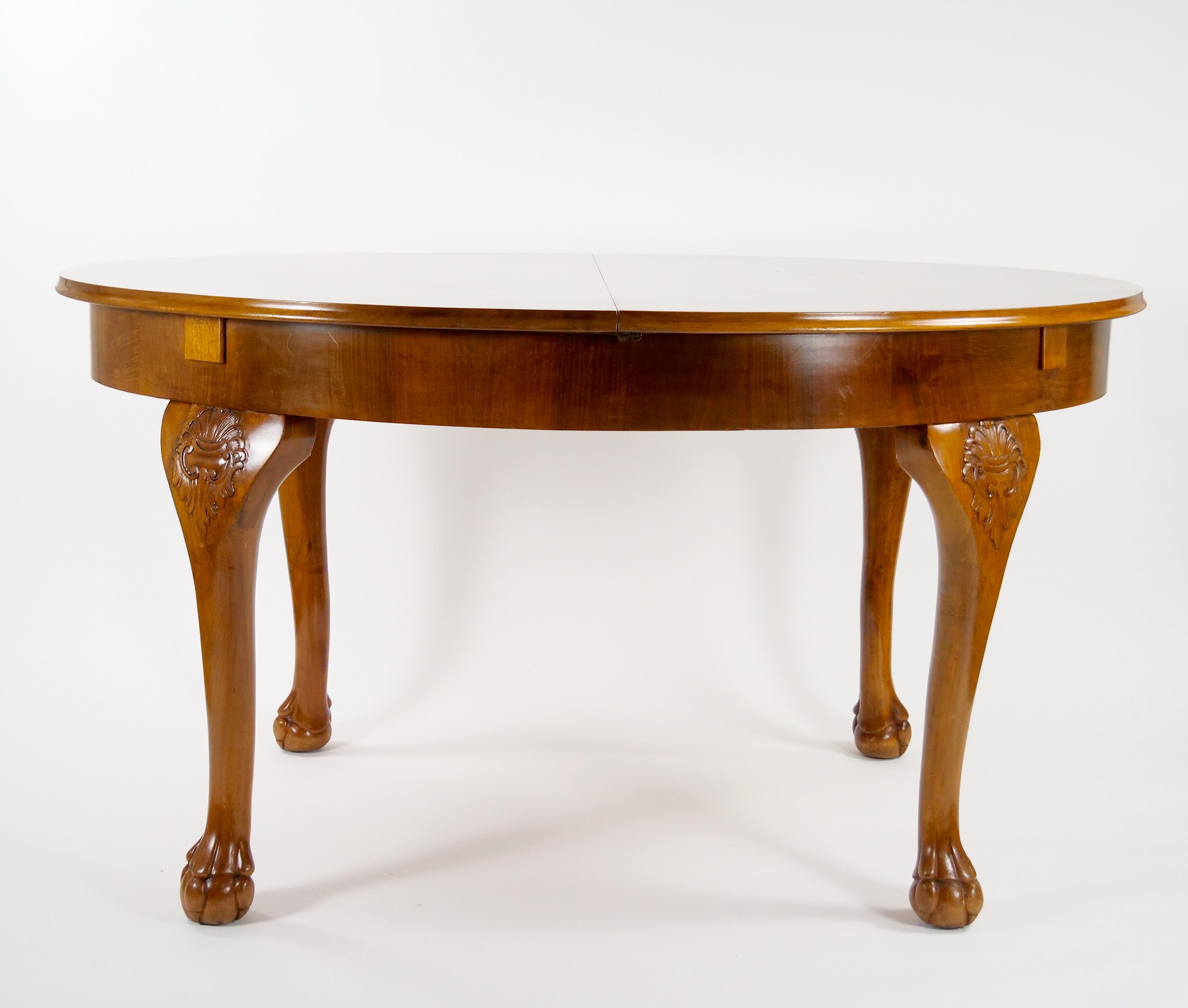 Hand-Carved Early 20th Century Italian Hand Carved Walnut Neoclassical Style Dining Table For Sale