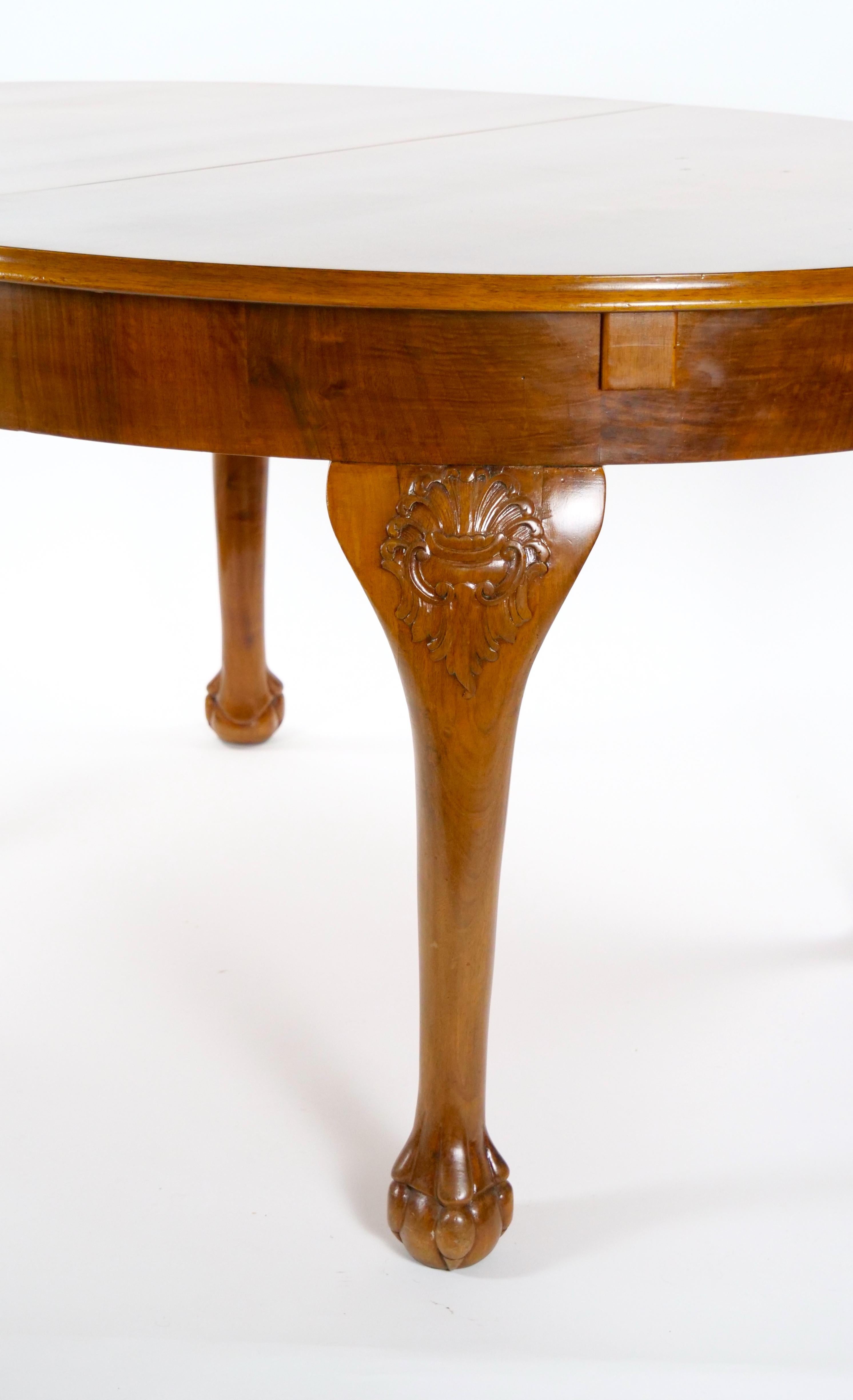 Early 20th Century Italian Hand Carved Walnut Neoclassical Style Dining Table For Sale 2