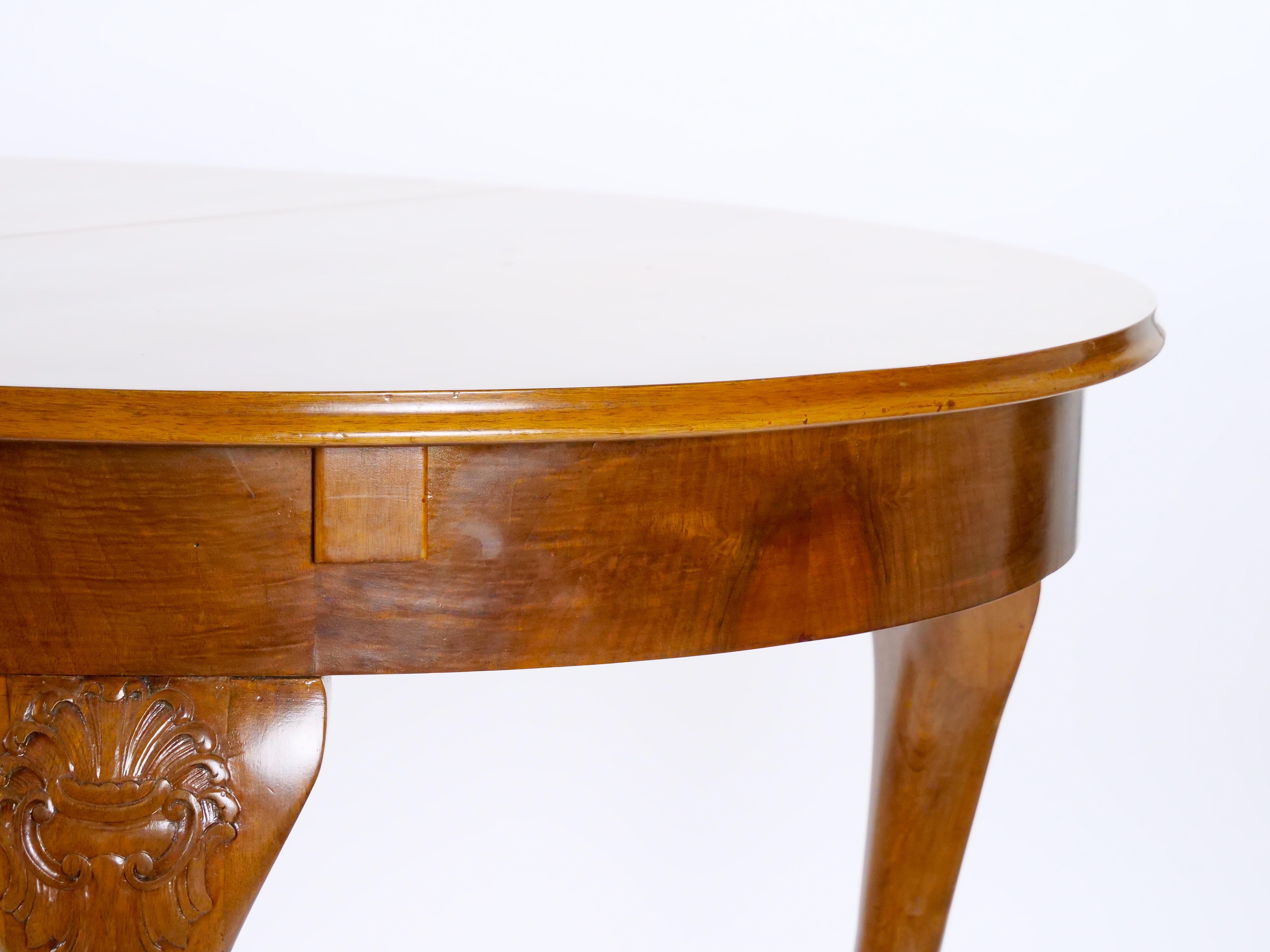 Early 20th Century Italian Hand Carved Walnut Neoclassical Style Dining Table For Sale 4
