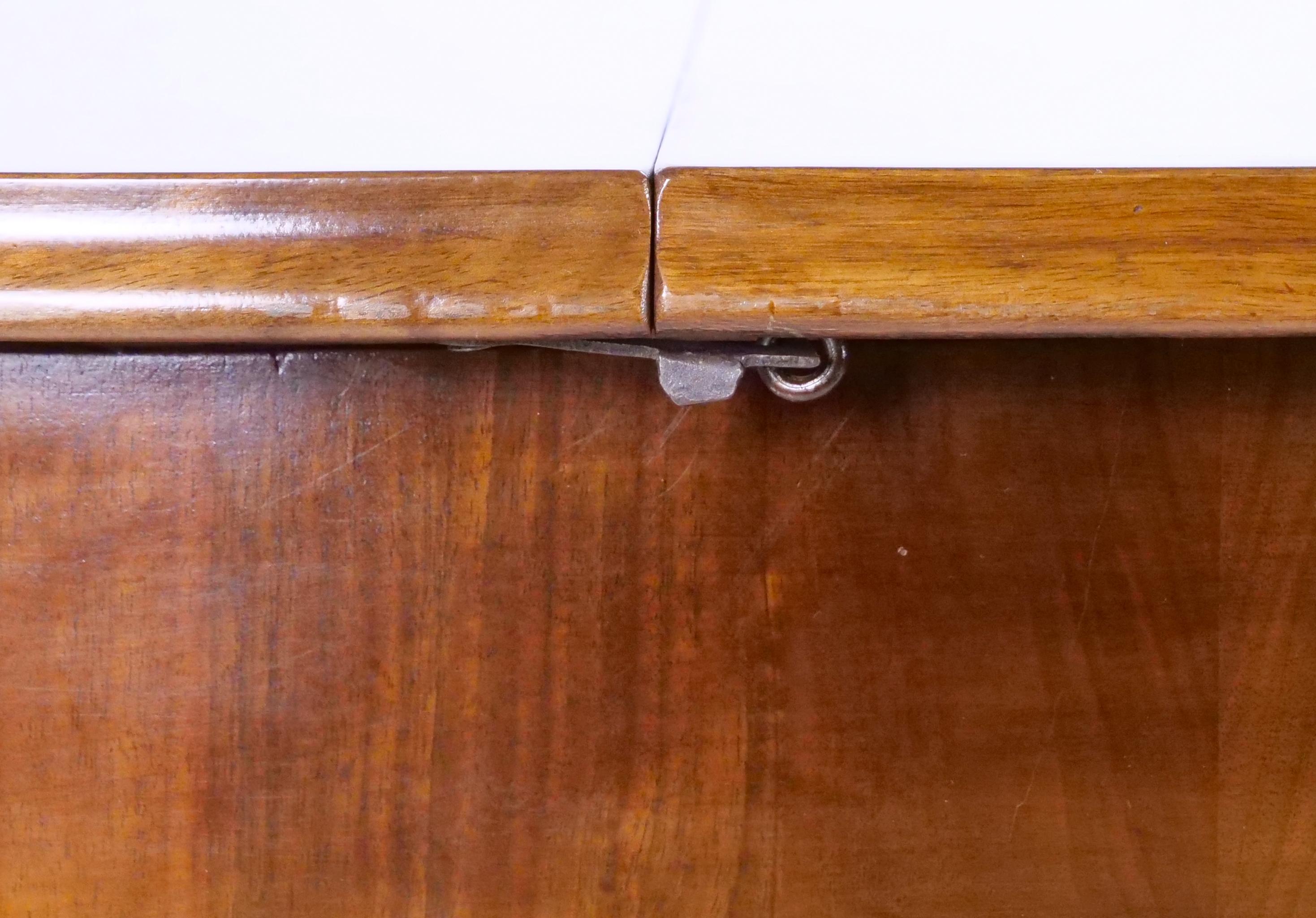 Table de salle à manger de style néoclassique en noyer sculpté à la main, Italie du début du 20e siècle en vente 1