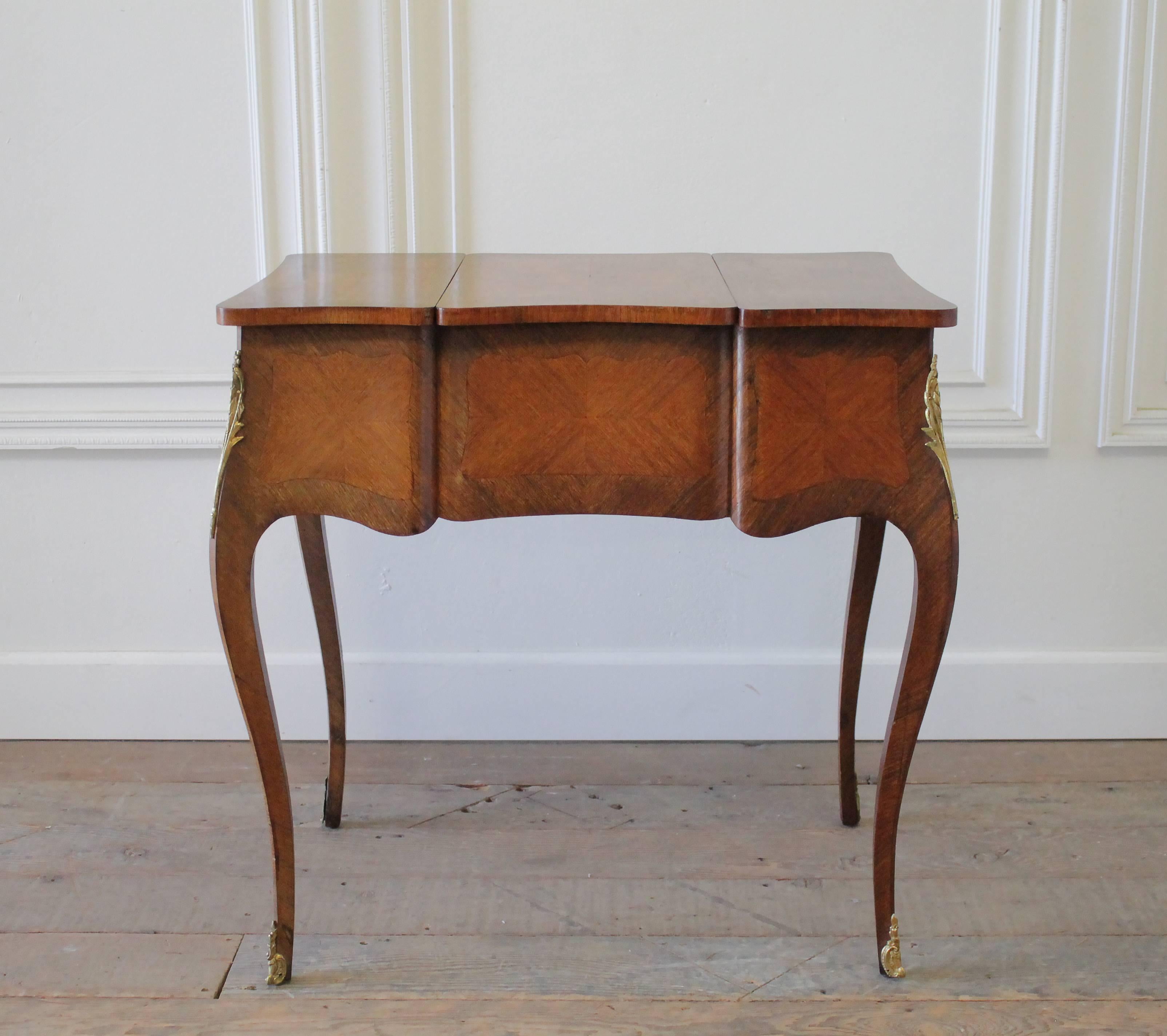 Early 20th Century Italian Inlaid Vanity with Mirror and Key 5