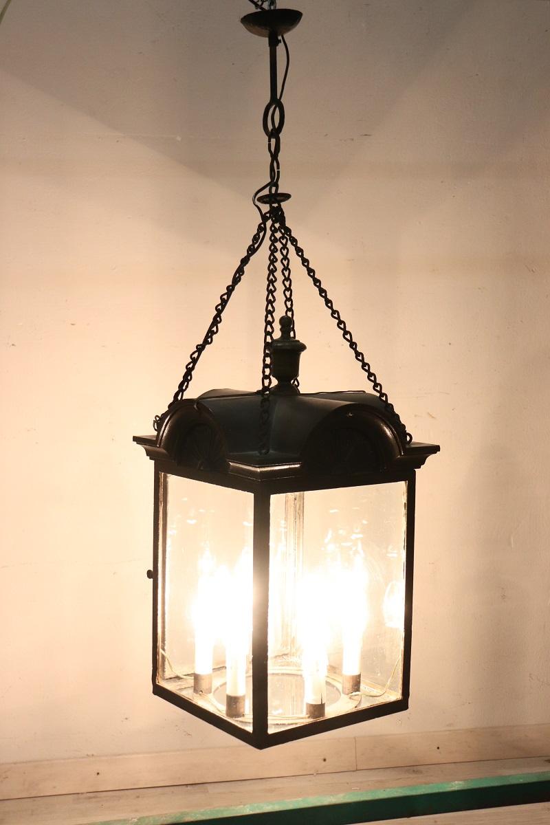 Wir bieten diese prächtige italienische Laterne aus dem frühen 20. Jahrhundert mit sechs kreisförmig angeordneten Glühbirnen im Inneren an. Hergestellt aus Glas und einem Eisenrahmen.

Seine Linien sind einfach und geometrisch, ohne übermäßige