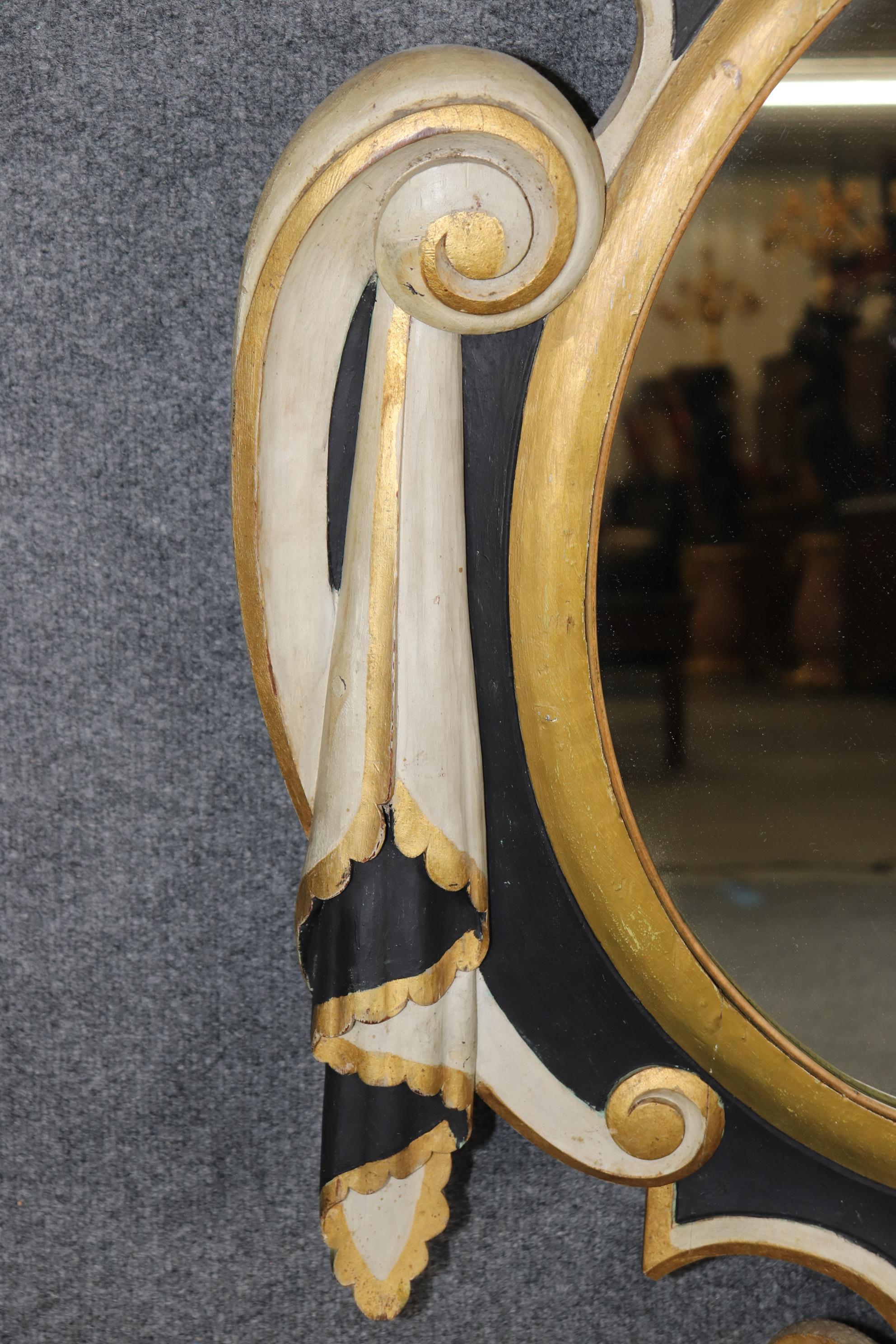 Miroir gothique italien du début du 20e siècle à plis de lin sculptés et polychromes Bon état - En vente à Swedesboro, NJ