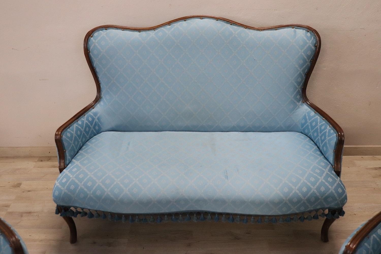 Schöne komplette italienische Luxus Louis Philippe-Stil 1930er Jahre Wohnzimmer-Set umfasst:
1 Sofa
2 Sessel
Raffinierte Wohnzimmereinrichtung aus Buchenholz. Das Wohnzimmer stammt aus einer bedeutenden italienischen Villa und verschönert den Raum