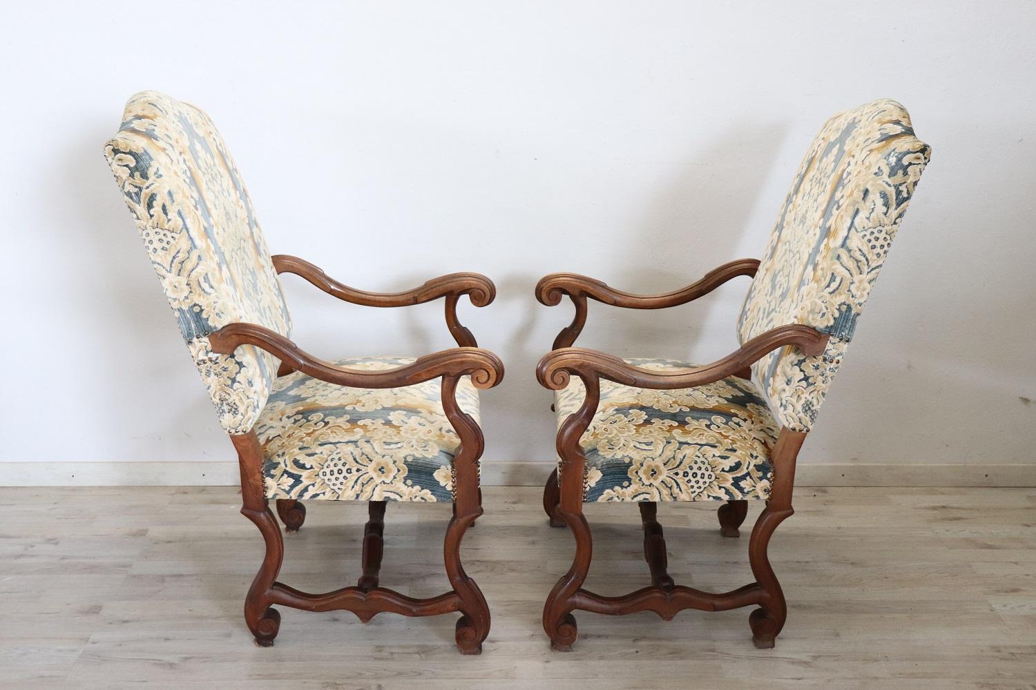 Italian Louis XIV style pair of armchairs very comfortable. Made of beech wood with elegant velvet with damask decoration. Excellent condition of wood and padding. Small signs of wear in the velvet on the hips. These two majestic armchairs are