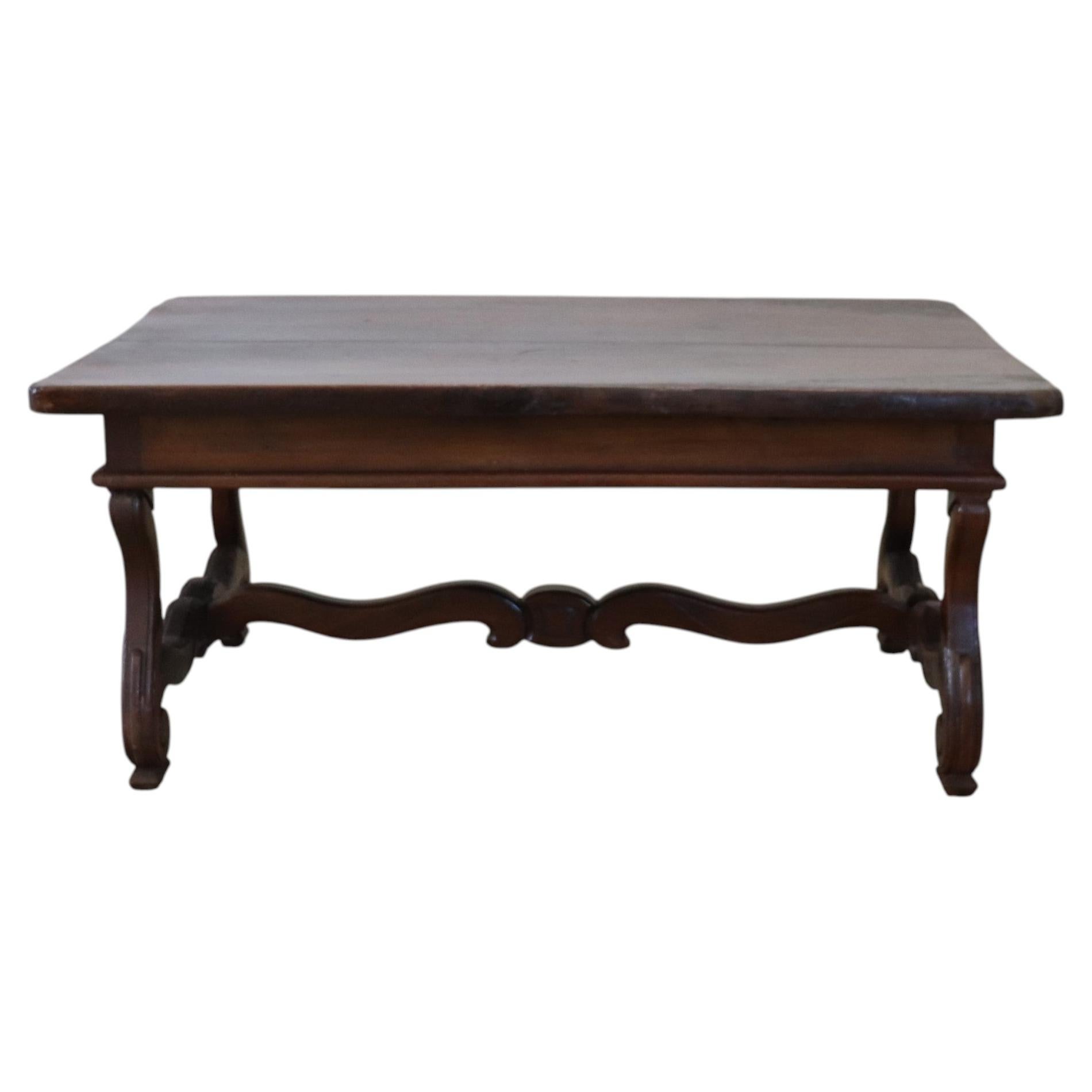 Table basse italienne en noyer massif de style Louis XIV du début du 20e siècle