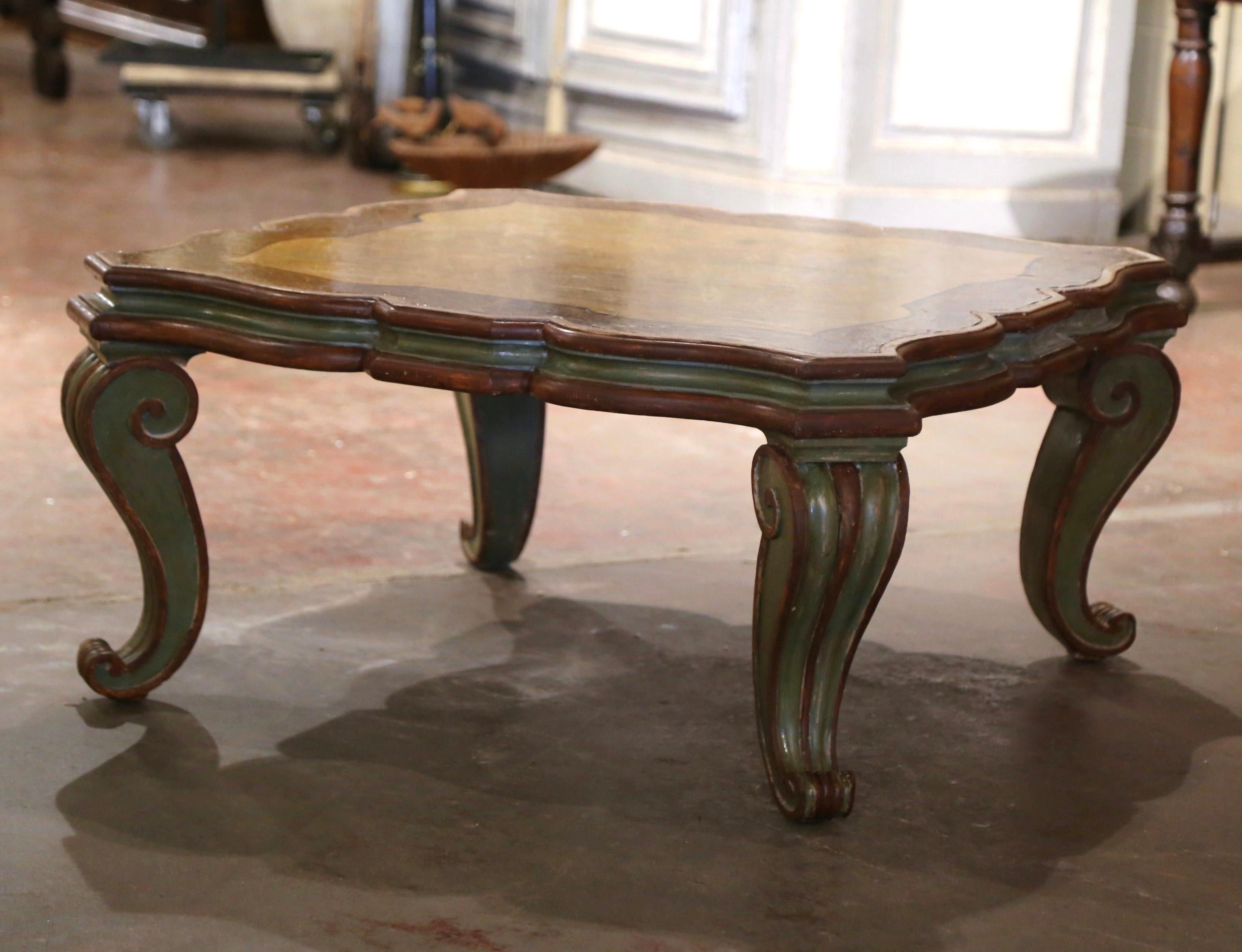 Verschönern Sie Ihr DEN oder Wohnzimmer mit diesem eleganten antiken Cocktailtisch. Der um 1920 in Italien gefertigte, quadratische Tisch hat vier anmutige Cabriole-Beine, die in Schneckenfüßen enden und eine einzigartig geformte, geschwungene
