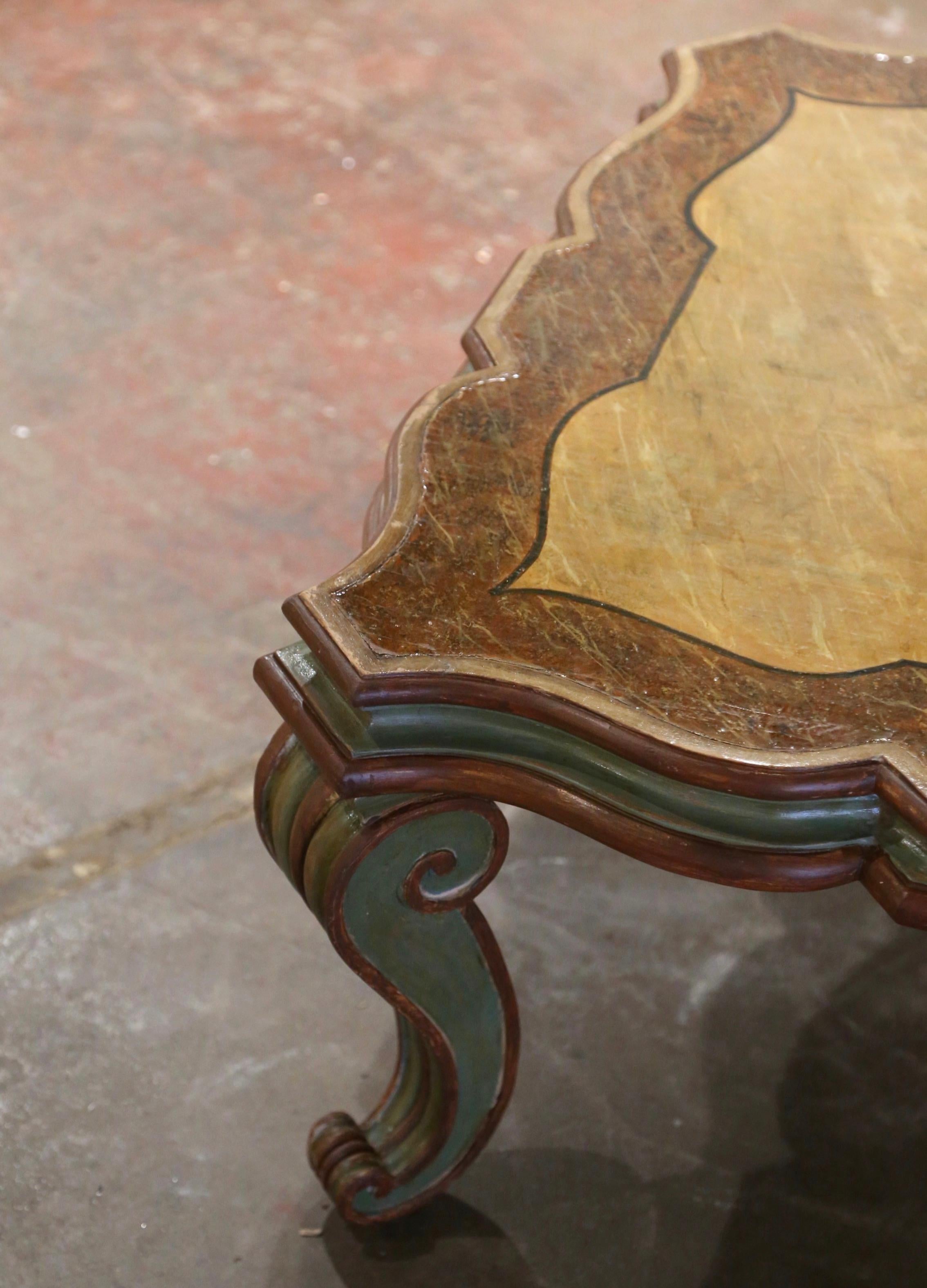 Italienischer Louis XV Couchtisch mit Schnitzereien aus dem frühen 20. (Louis XV.) im Angebot