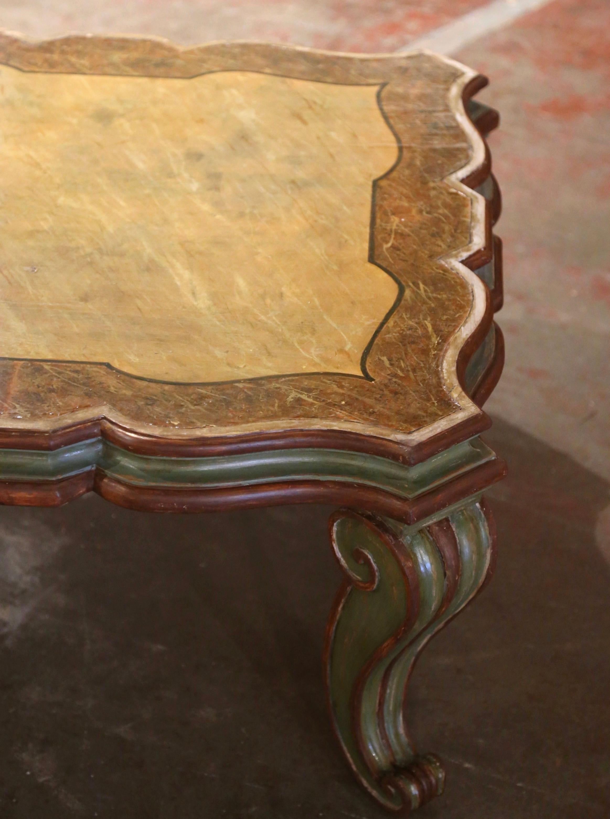 Italienischer Louis XV Couchtisch mit Schnitzereien aus dem frühen 20. (Handgeschnitzt) im Angebot