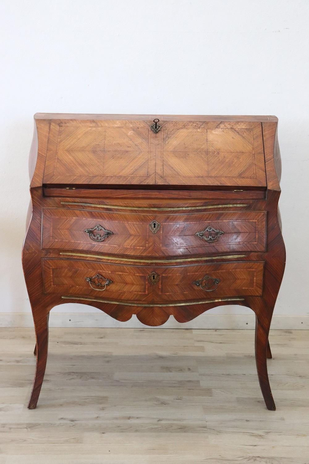 Élégant cabinet italien de style Louis XV avec bureau des années 1910. Ce meuble est caractérisé par un placage raffiné en palissandre fin. Le placage est posé en utilisant le grain du bois comme décor, les contrastes forment des décorations