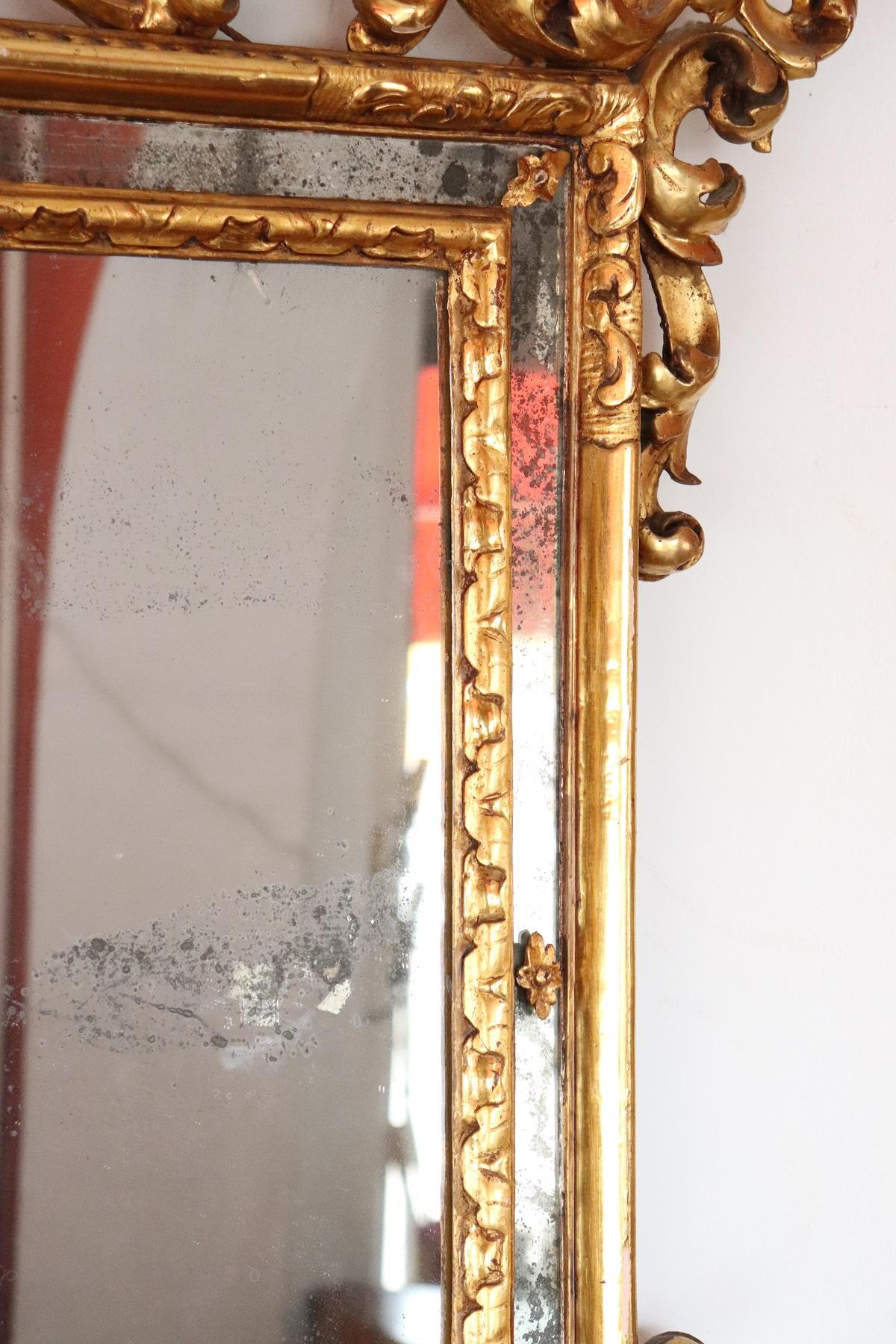 Early 20th Century Italian Louis XV Style Carved and Gilded Wood Wall Mirror In Excellent Condition In Casale Monferrato, IT