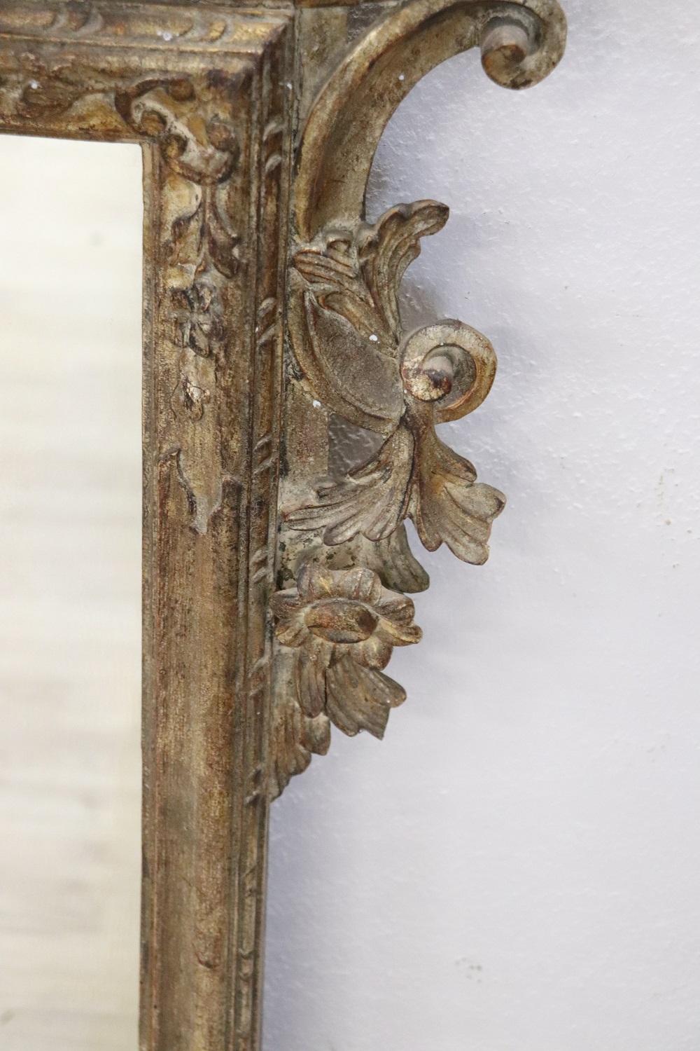 Wandspiegel aus geschnitztem und versilbertem Holz im italienischen Louis-XV-Stil des frühen 20. Jahrhunderts (Handgeschnitzt) im Angebot