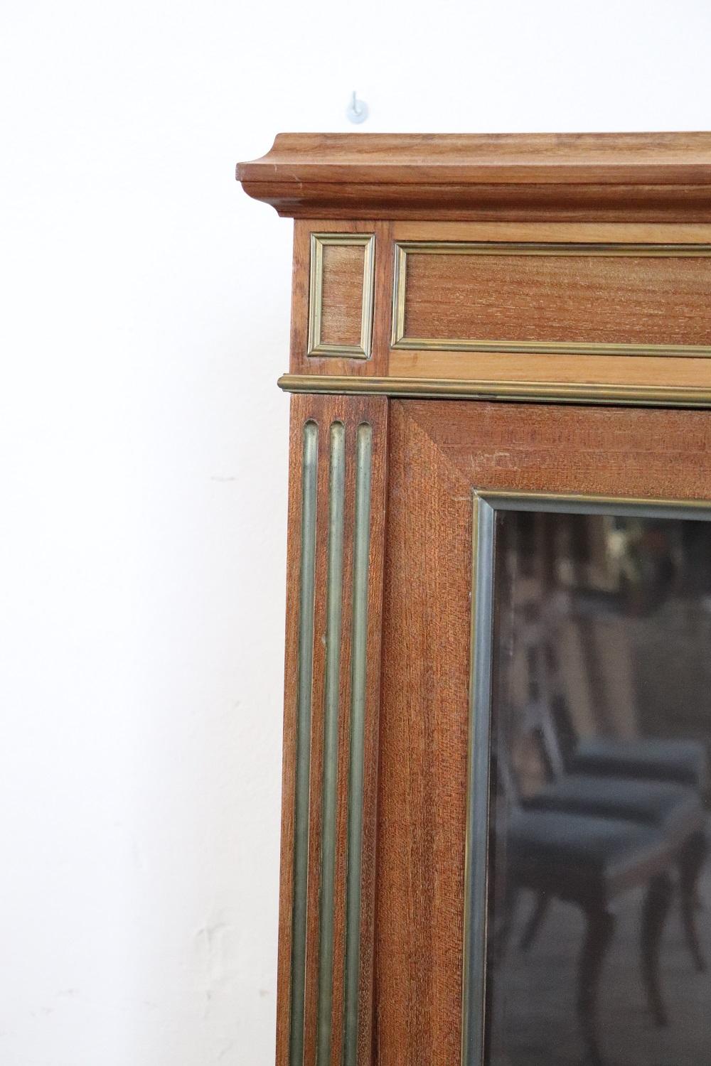 Die Vitrine im Louis-XVI-Stil ist aus feinem Mahagoniholz gefertigt. Verziert mit kostbaren Rahmen aus goldenem Messing. Zwischen drei Einlegeböden, die auf die gewünschte Höhe gebracht werden können. Für die Präsentation Ihrer wertvollen Objekte