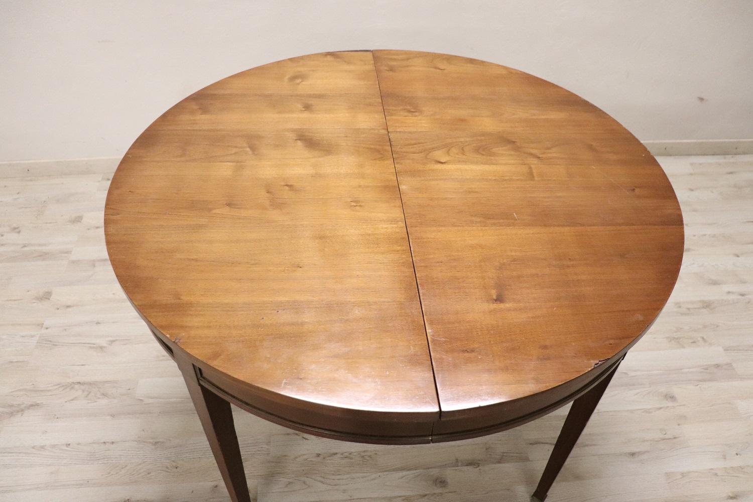 Early 20th Century Italian Louis XVI Style Walnut Round Extendable Dining Table 1