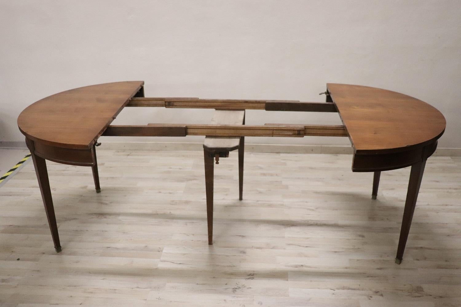 Early 20th Century Italian Louis XVI Style Walnut Round Extendable Dining Table 2