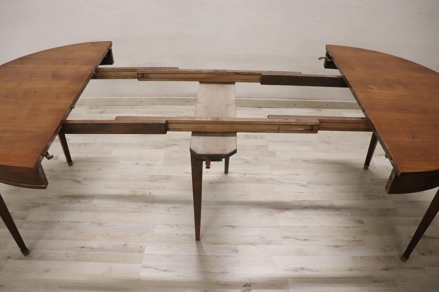 Early 20th Century Italian Louis XVI Style Walnut Round Extendable Dining Table 3