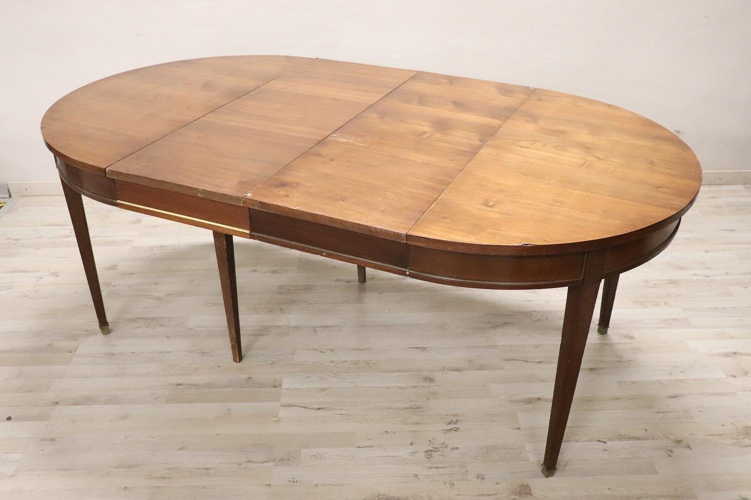Early 20th Century Italian Louis XVI Style Walnut Round Extendable Dining Table 4