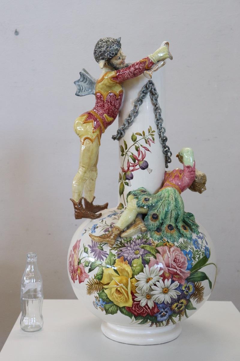 Nous vous présentons ce grand vase fantastique, fabriqué en Italie, datant du début du 20e siècle. Le vase est fabriqué en céramique émaillée polychrome. La décoration captivante attire l'attention avec ses magnifiques grandes fleurs. Deux grandes