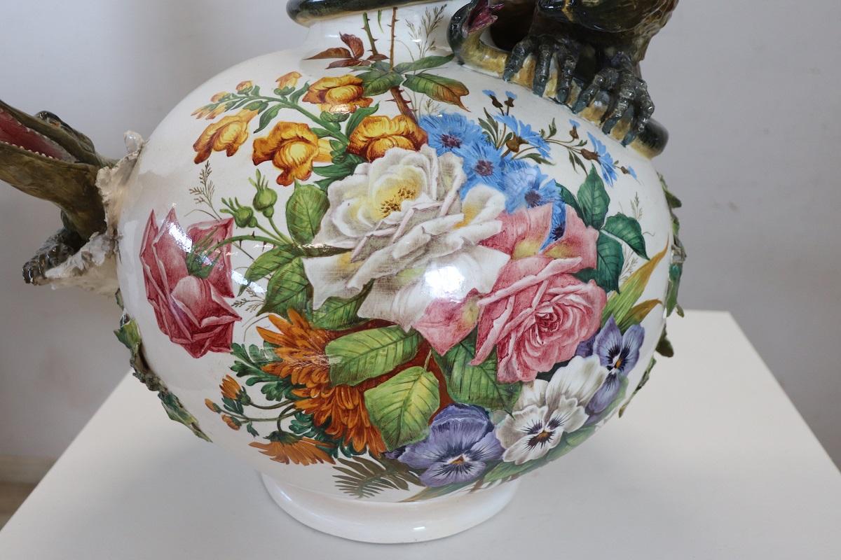 Jarrón italiano de cerámica majestuosa de principios del siglo XX con águila y cocodrilo en venta 4