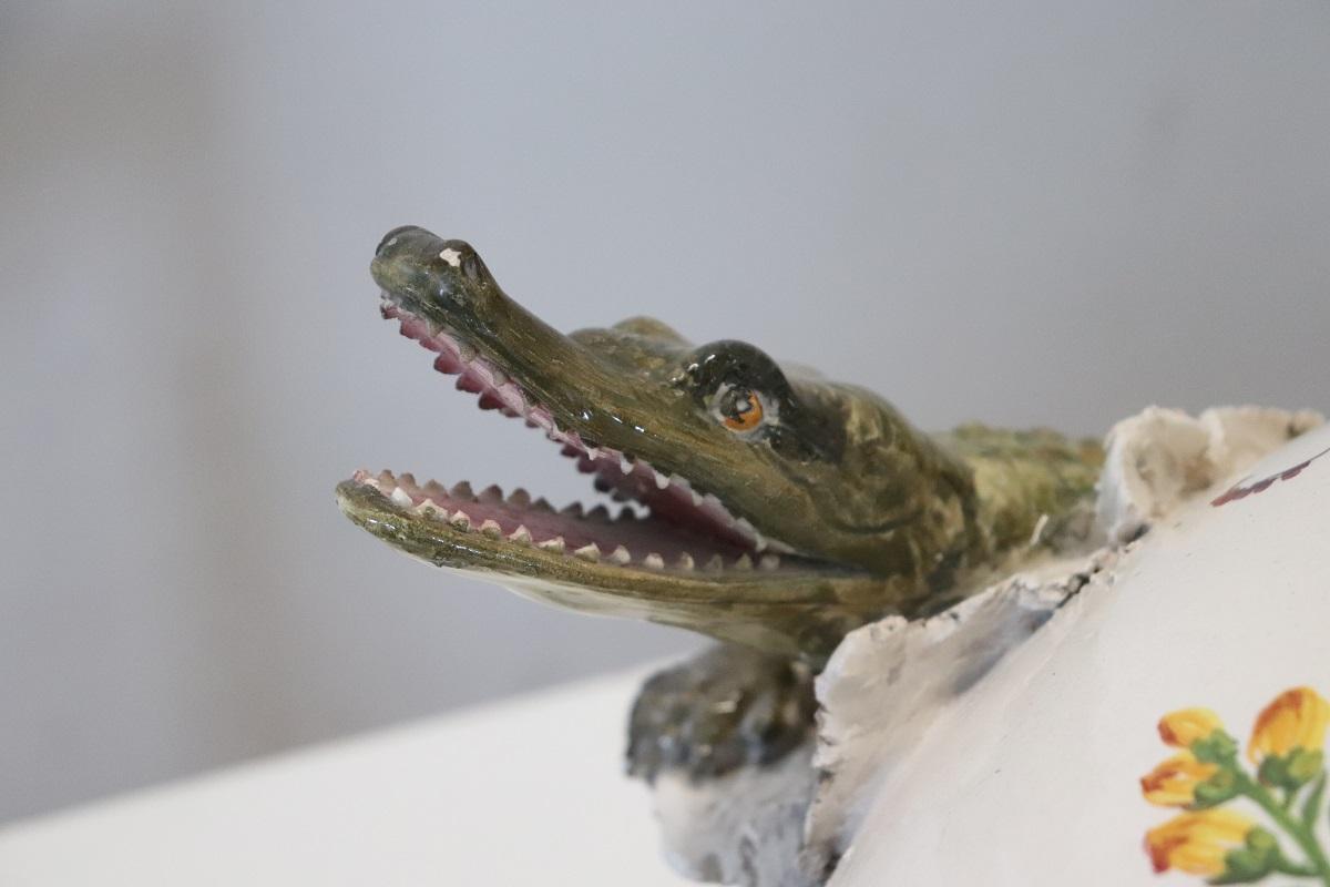 Jarrón italiano de cerámica majestuosa de principios del siglo XX con águila y cocodrilo en venta 7