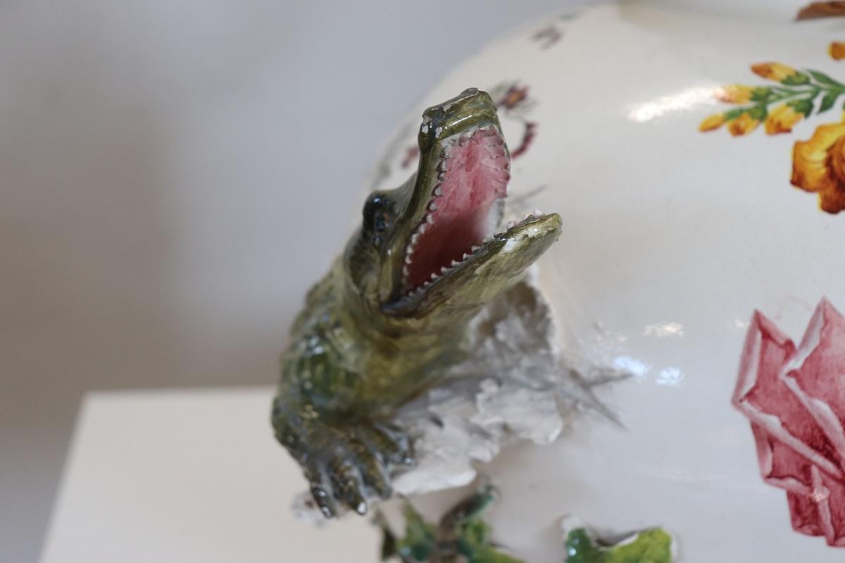 Jarrón italiano de cerámica majestuosa de principios del siglo XX con águila y cocodrilo en venta 8